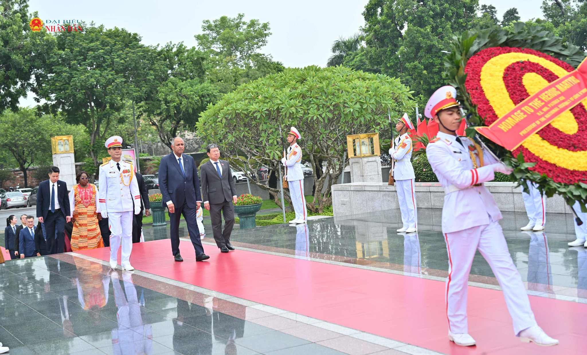 Chủ tịch Quốc hội Cộng hòa Bờ Biển Ngà Patrick Achi và Đoàn đại biểu cấp cao Quốc hội Cộng hòa Bờ Biển Ngà đặt vòng hoa tại Đài tưởng niệm các Anh hùng Liệt sĩ