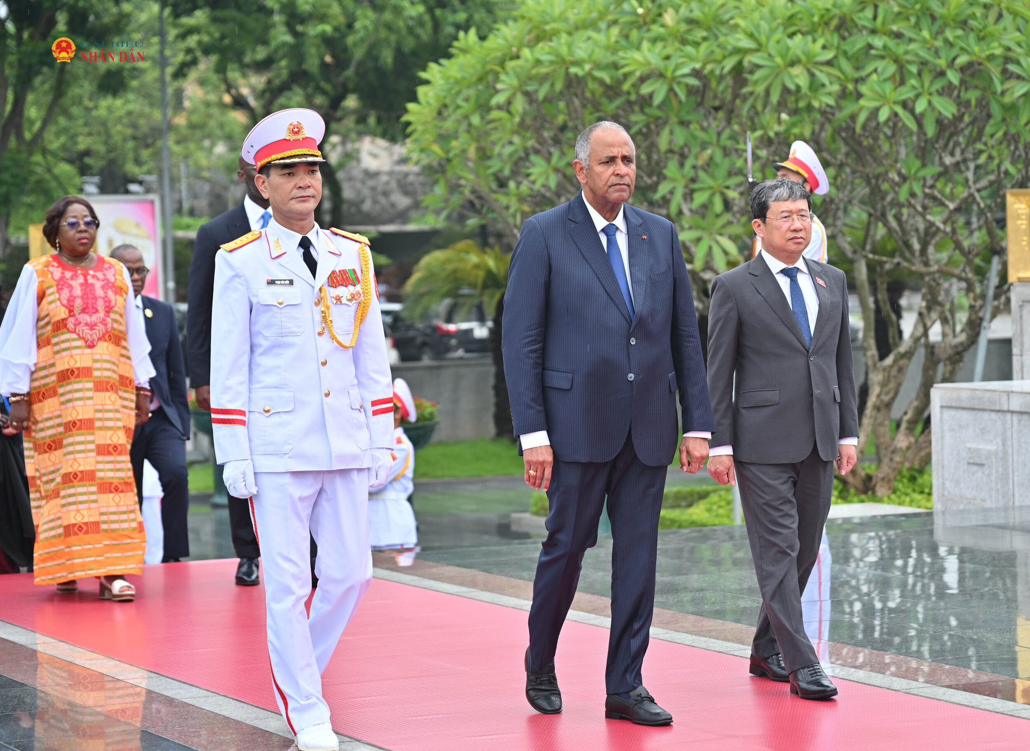 Chủ tịch Quốc hội Cộng hòa Bờ Biển Ngà Patrick Achi và Đoàn đại biểu cấp cao Quốc hội Cộng hòa Bờ Biển Ngà đặt vòng hoa tại Đài tưởng niệm các Anh hùng Liệt sĩ