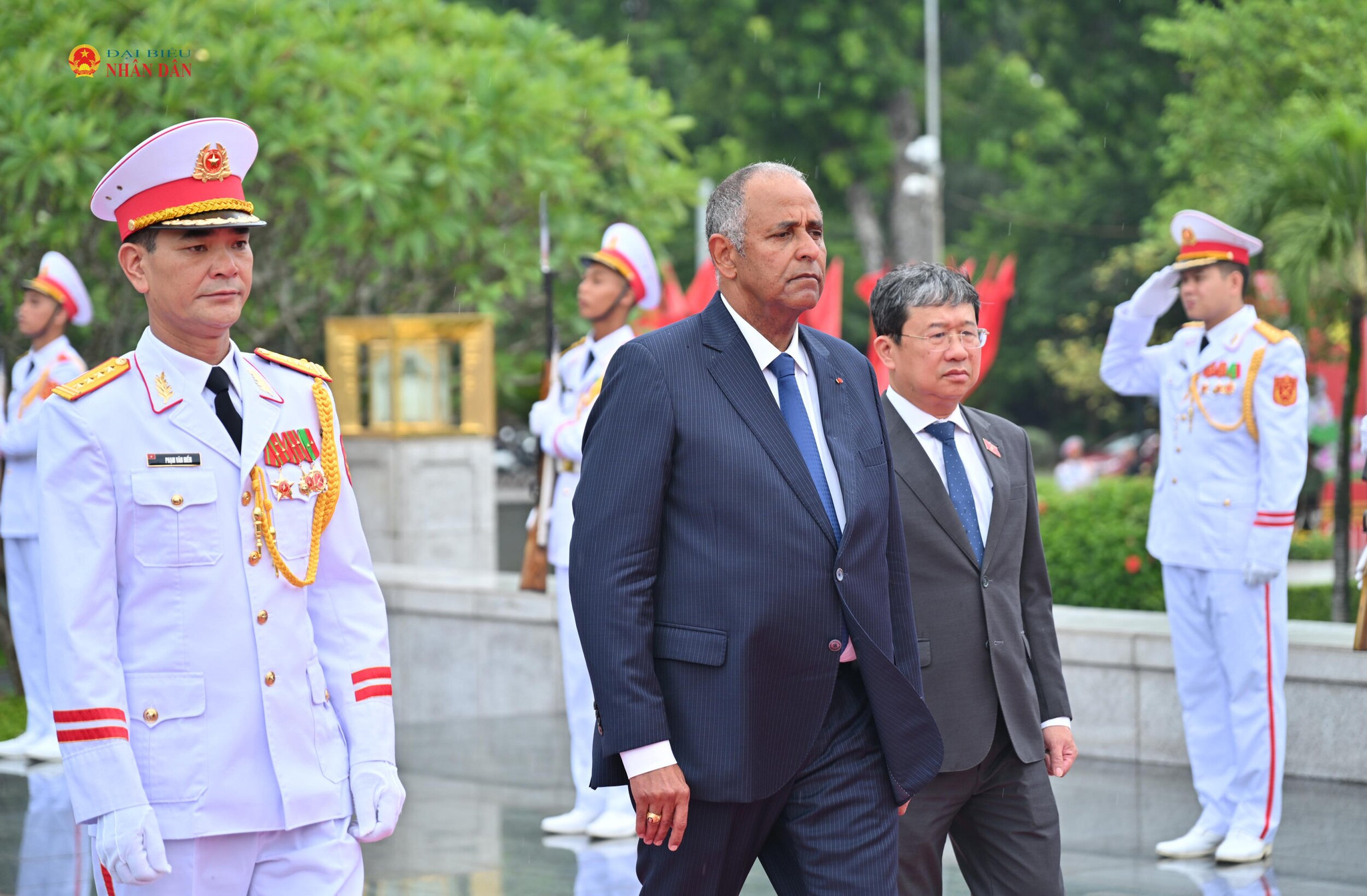 Chủ tịch Quốc hội Cộng hòa Bờ Biển Ngà Patrick Achi và Đoàn đại biểu cấp cao Quốc hội Cộng hòa Bờ Biển Ngà đặt vòng hoa tại Đài tưởng niệm các Anh hùng Liệt sĩ
