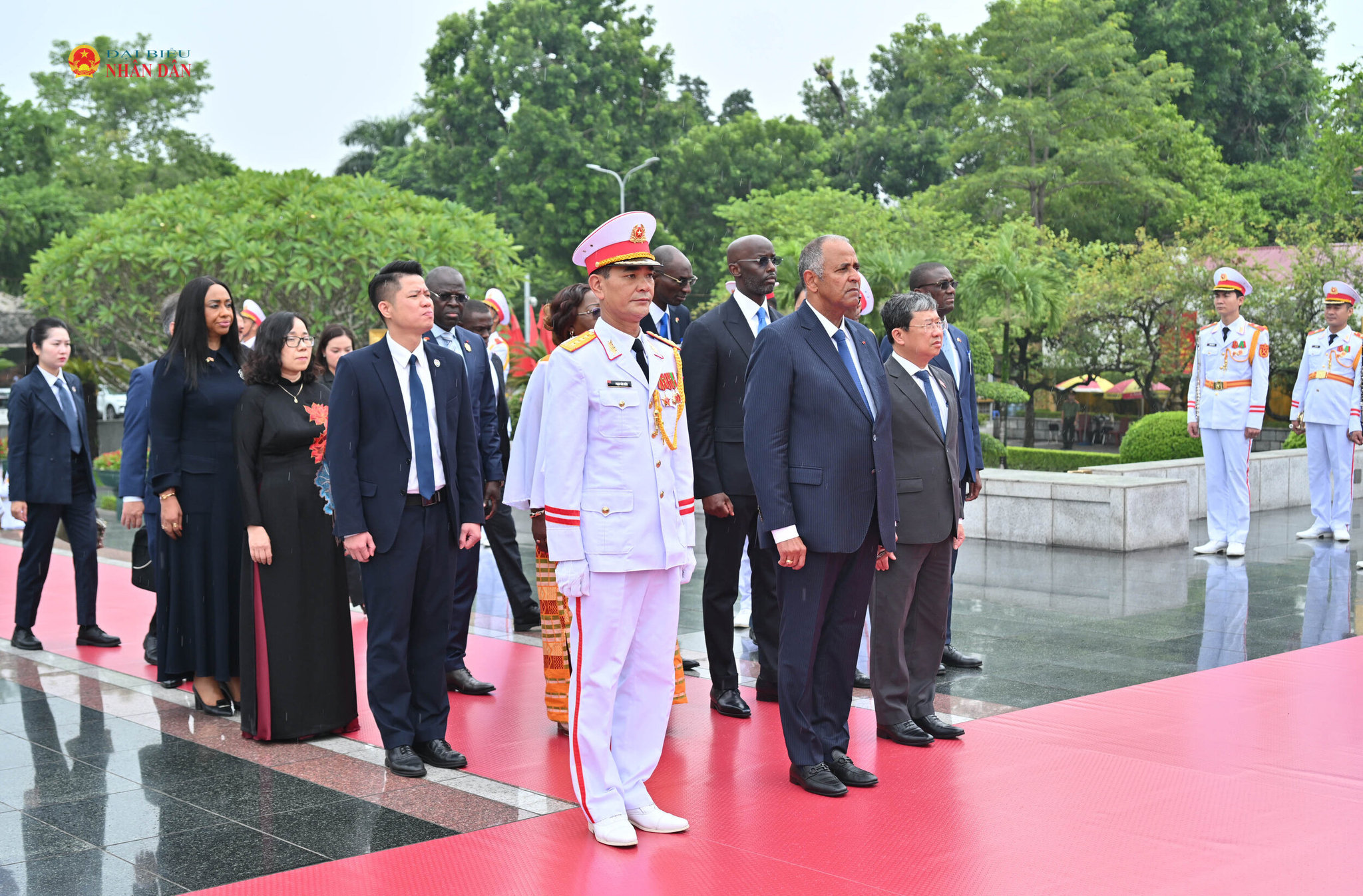 Chủ tịch Quốc hội Cộng hòa Bờ Biển Ngà Patrick Achi và Đoàn đại biểu cấp cao Quốc hội Cộng hòa Bờ Biển Ngà đặt vòng hoa tại Đài tưởng niệm các Anh hùng Liệt sĩ