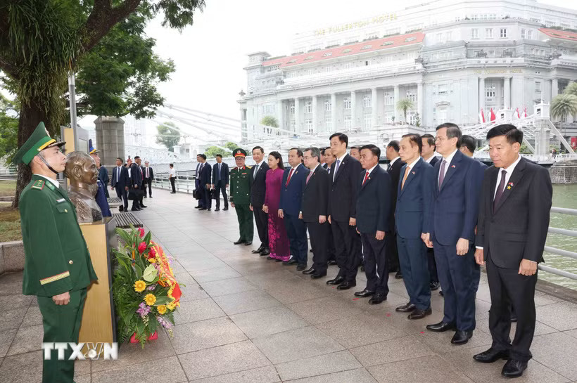 Thường trực Ban Bí thư Trần Cẩm Tú cùng Đoàn đại biểu cấp cao Đảng Cộng sản Việt Nam dâng hoa tưởng niệm tại tượng đài Chủ tịch Hồ Chí Minh trong khuôn viên Bảo tàng Văn minh châu Á ở Singapore. (Ảnh: Phương Hoa/TTXVN)