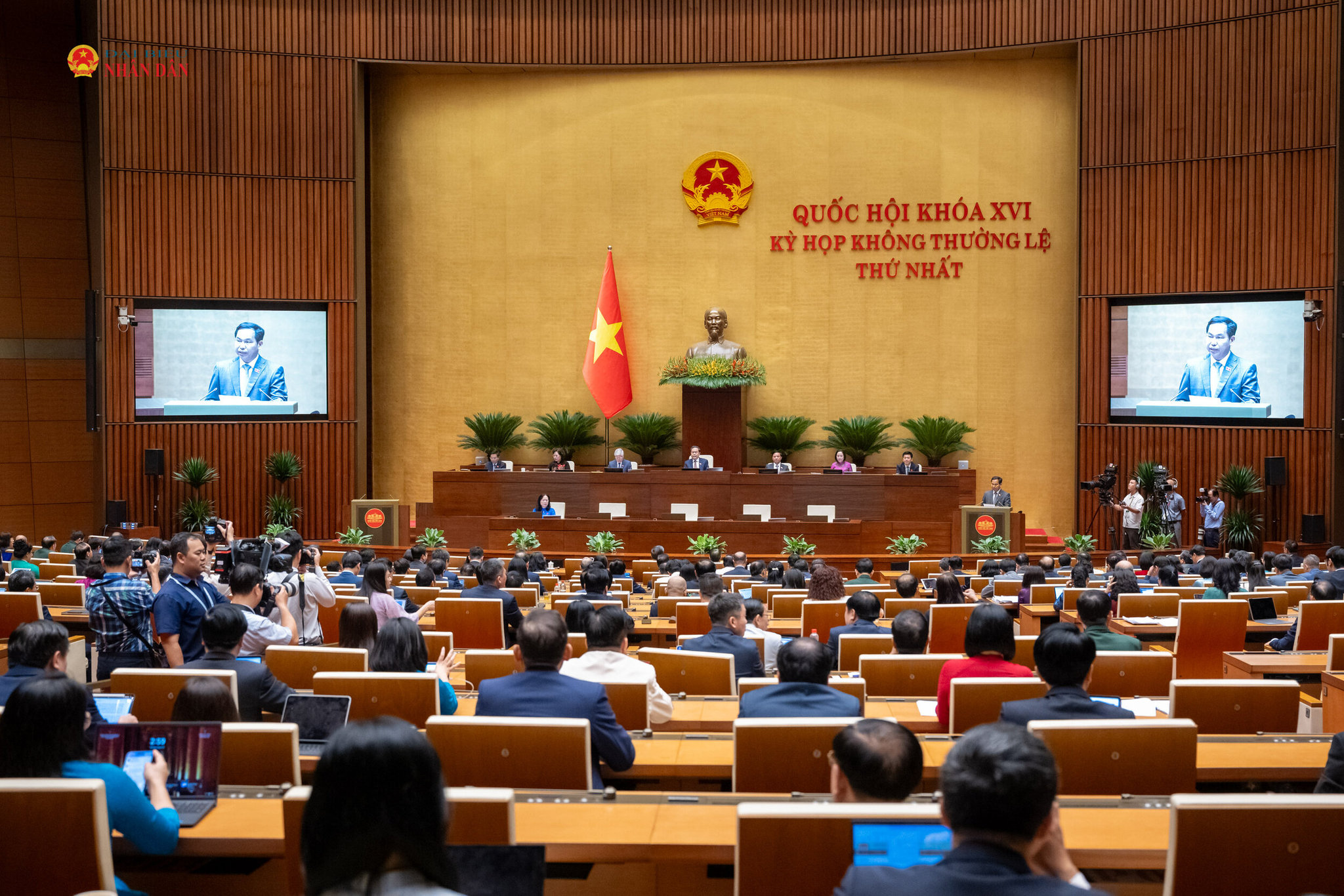 Tổng Thư ký, Chủ nhiệm Văn phòng Quốc hội Lê Quang Mạnh tuyên bố lý do, giới thiệu đại biểu