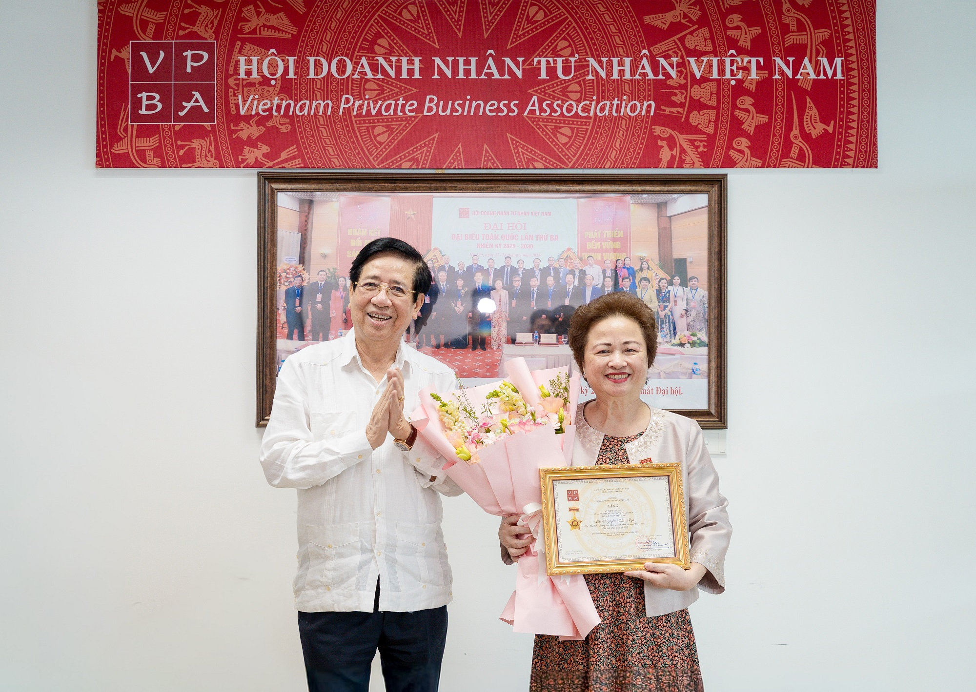 02 PGS.TS Nguyễn Trọng Điều trao kỷ niệm chương và hoa tặng Bà Nguyễn Thị Nga
