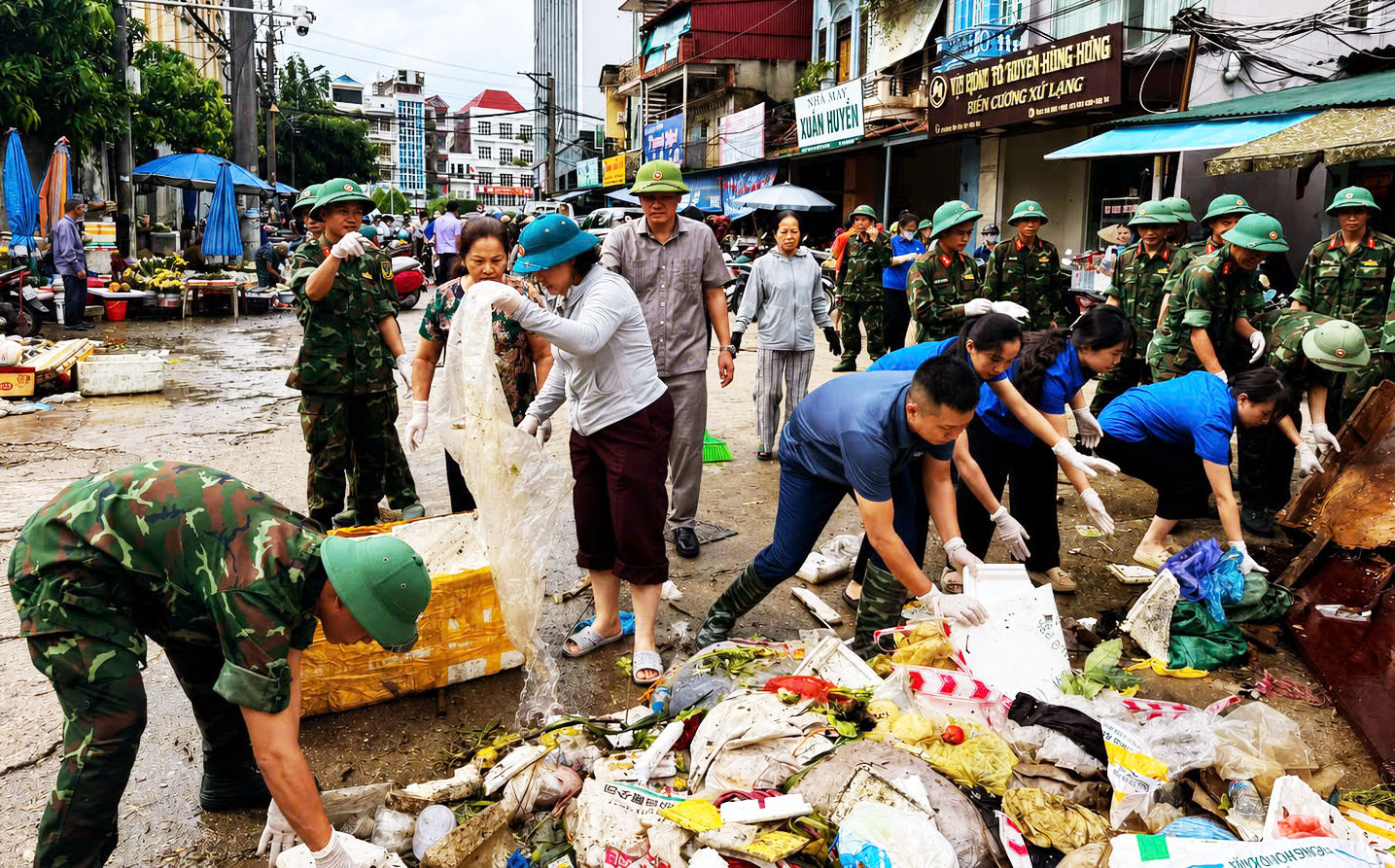 Lực lượng chức năng phối hợp các đoàn thể hỗ trợ người dân dọn dẹp rác thải