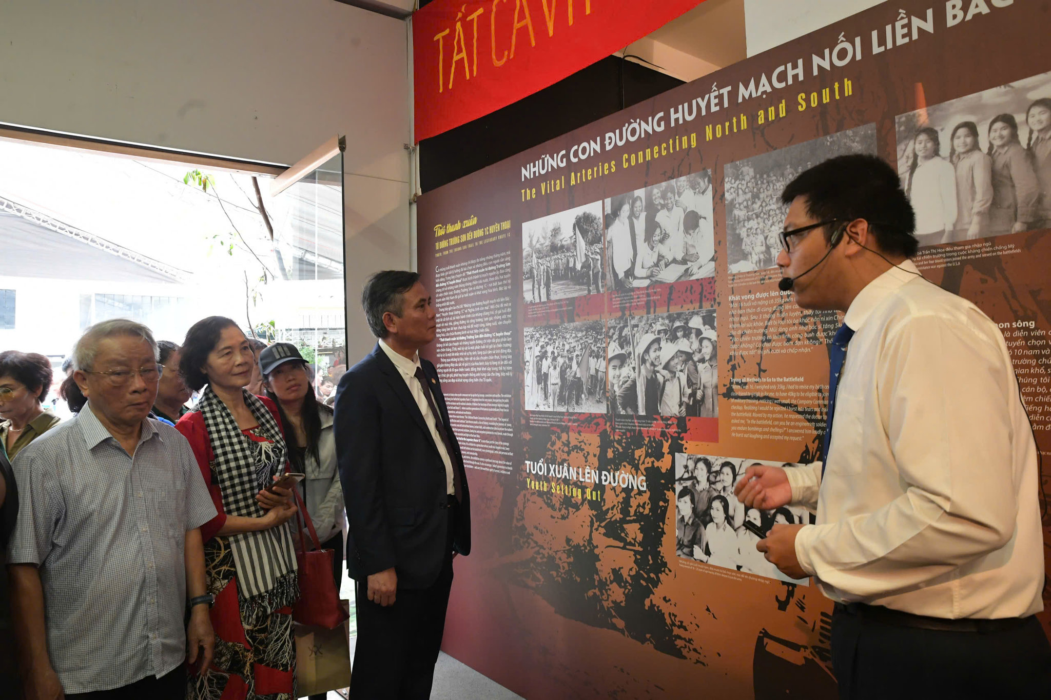Công chúng tham quan trưng bày