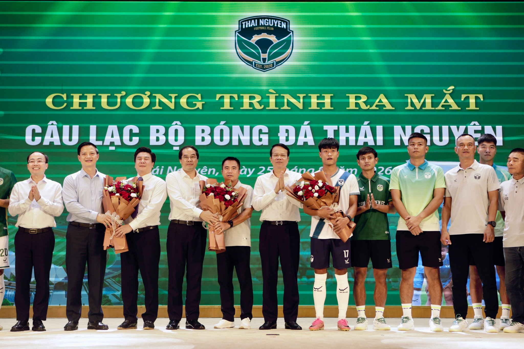Lãnh đạo tỉnh Thái Nguyên tặng hoa chúc mừng FC Thái Nguyên