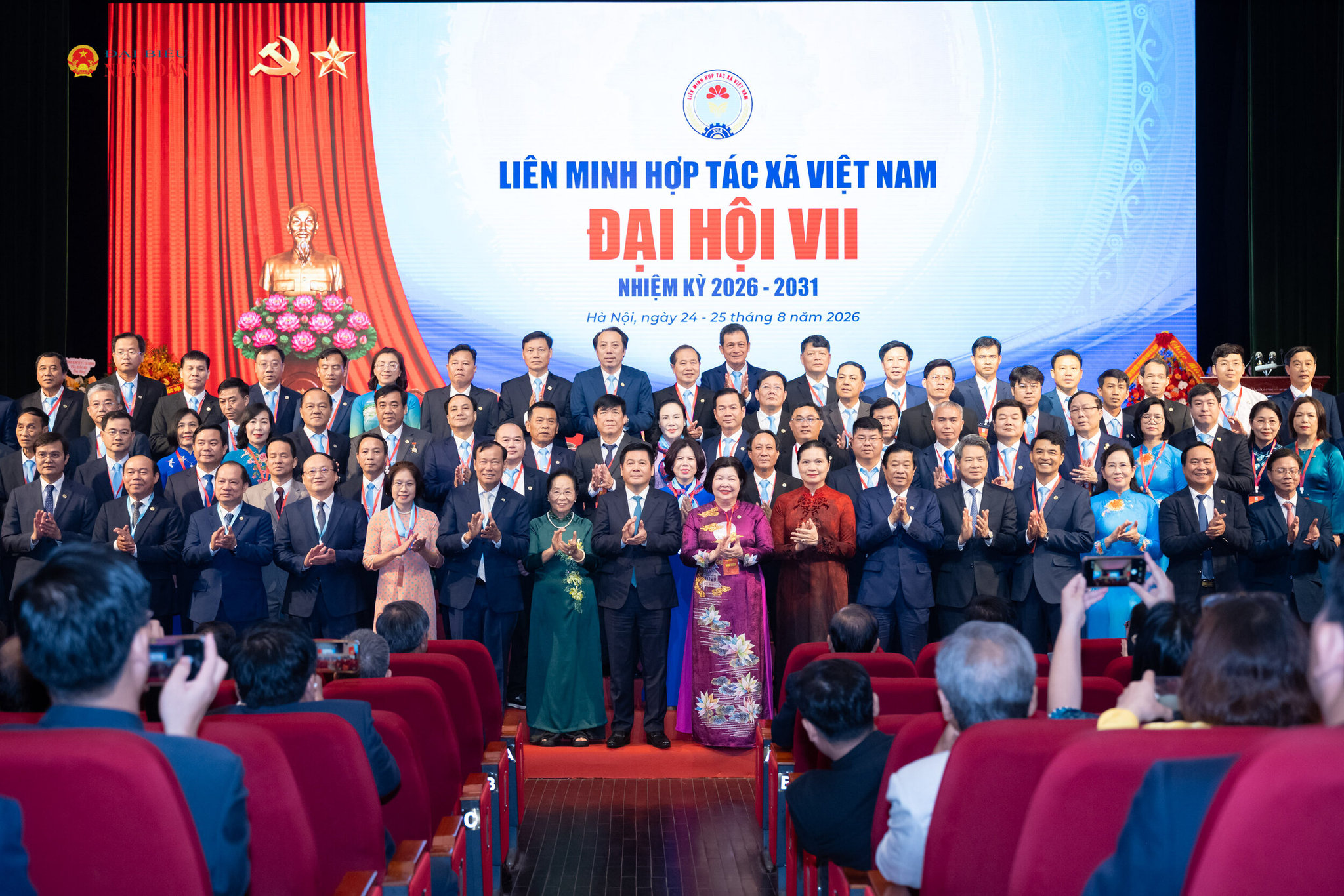 Phó Chủ tịch Quốc hội Nguyễn Hồng Diên và các đại biểu chụp ảnh lưu niệm cùng Ban Chấp hành Liên minh HTX Việt Nam khóa VII.