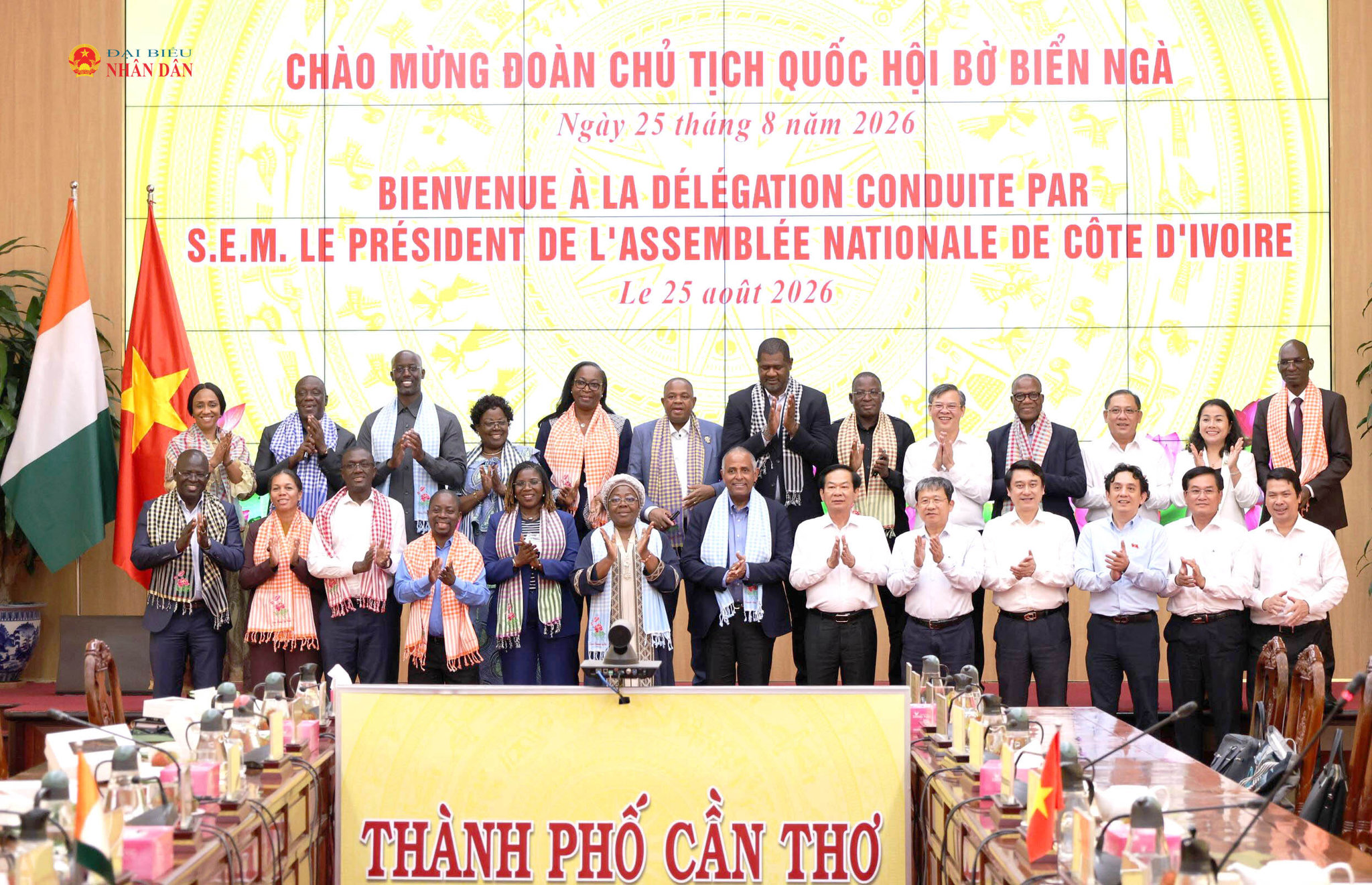 Đoàn đại biểu Quốc hội Bờ Biển Ngà chụp ảnh lưu niệm với lãnh đạo TP. Cần Thơ