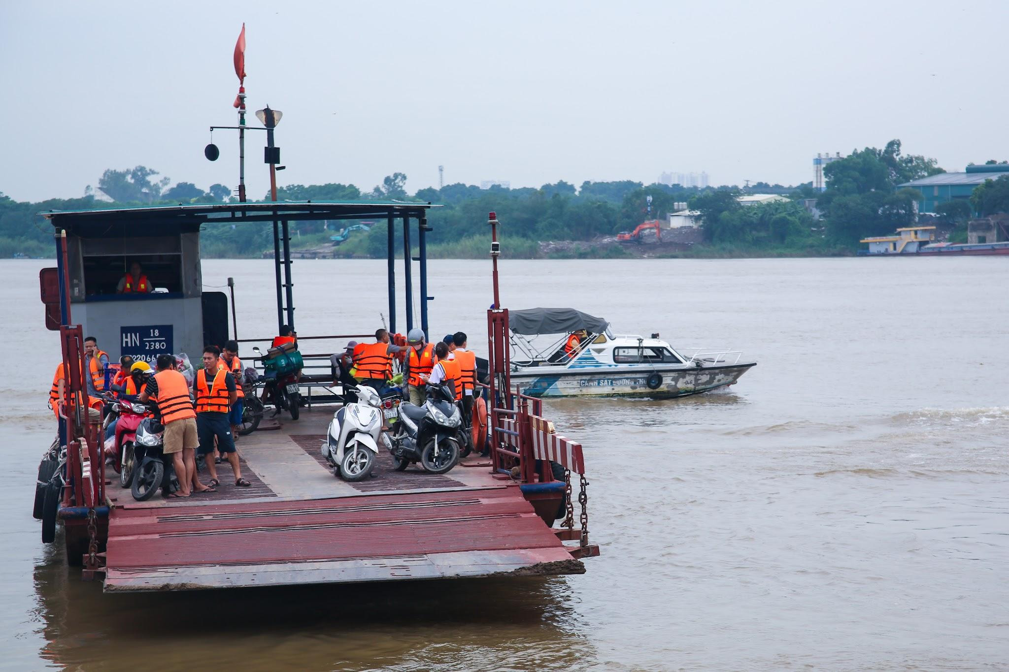 Lực lượng chức năng tuần tra trên sông Hồng