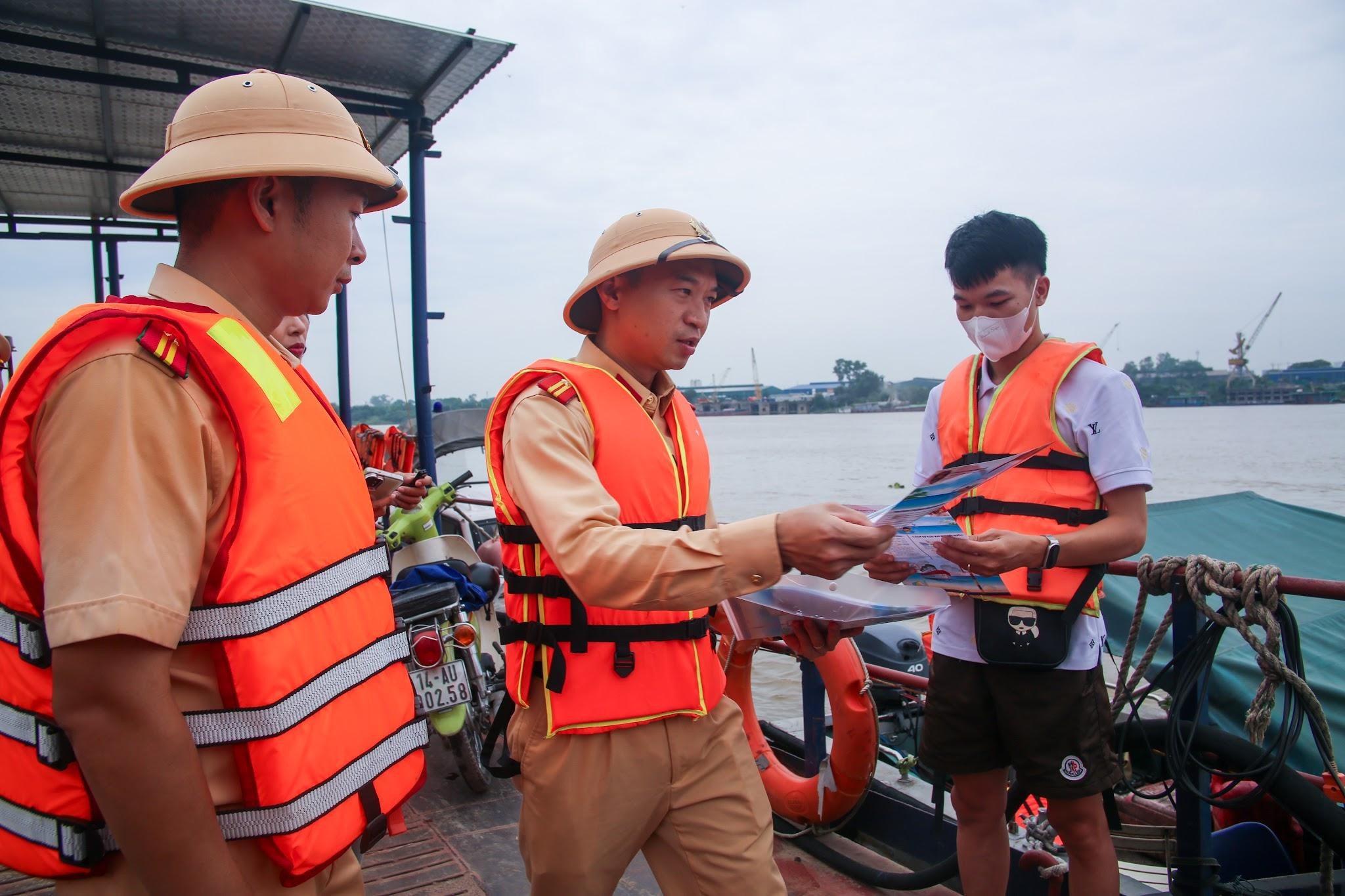 Lực lượng chức năng tăng cường tuyên truyền hướng dẫn người dân bảo đảm an toàn khi tham gia giao thông trên đường thuỷ