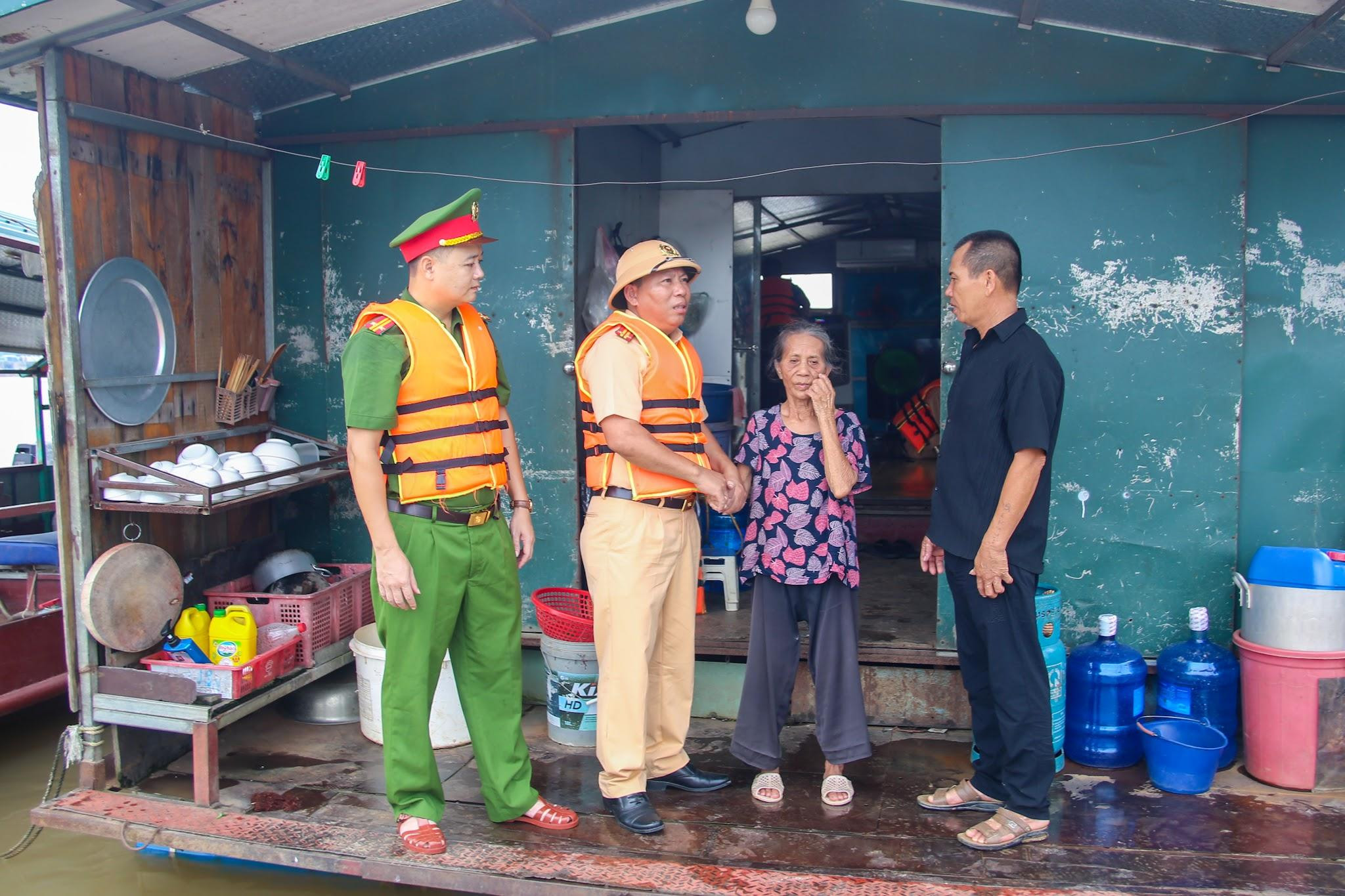 Cảnh sát đường thuỷ và Công an xã Bát Tràng đến thăm hỏi động viên các hộ dân sống tại vạn trên sông