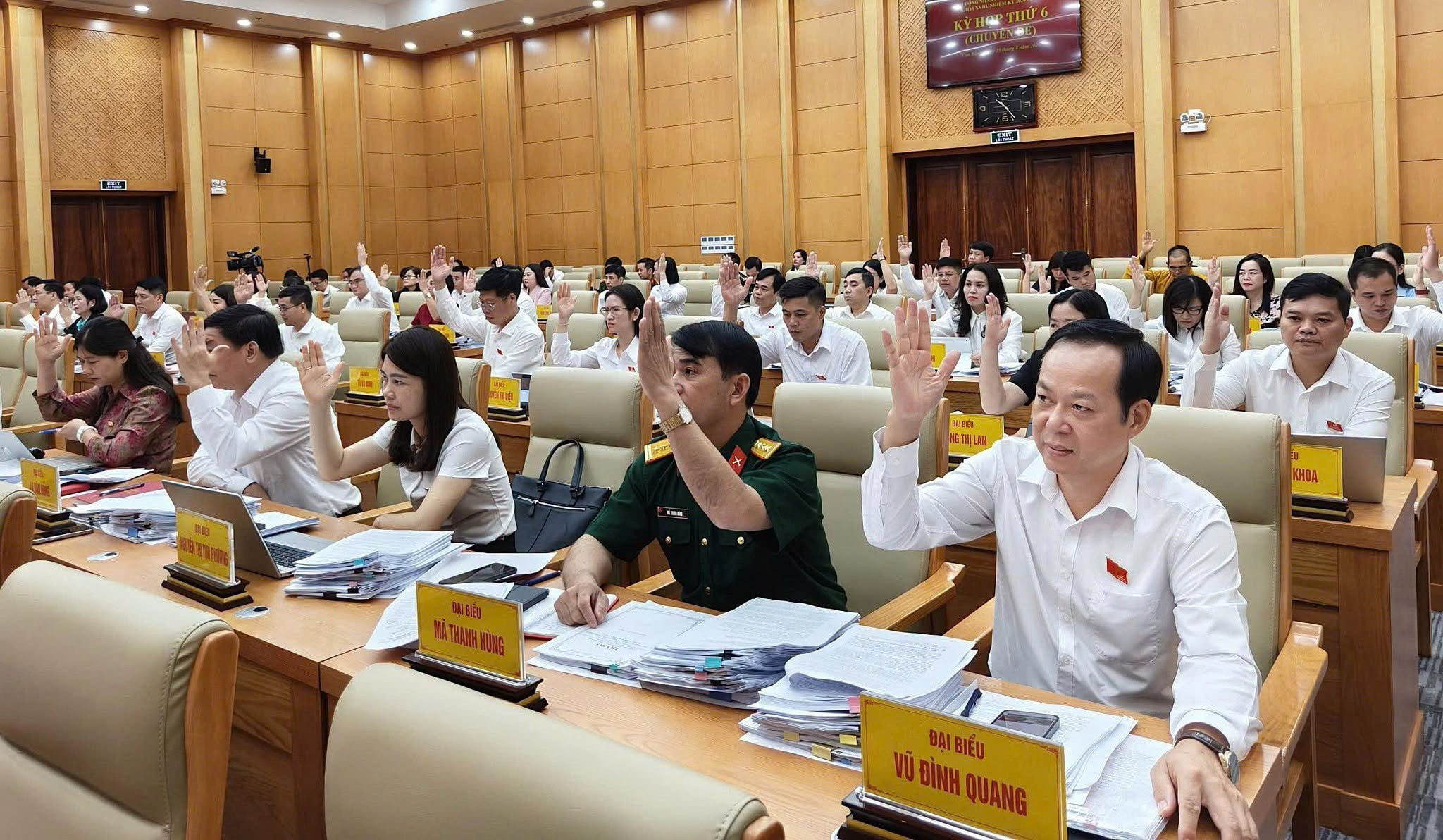 Các đại biểu biểu quyết thông qua nghị quyết trình tại kỳ họp