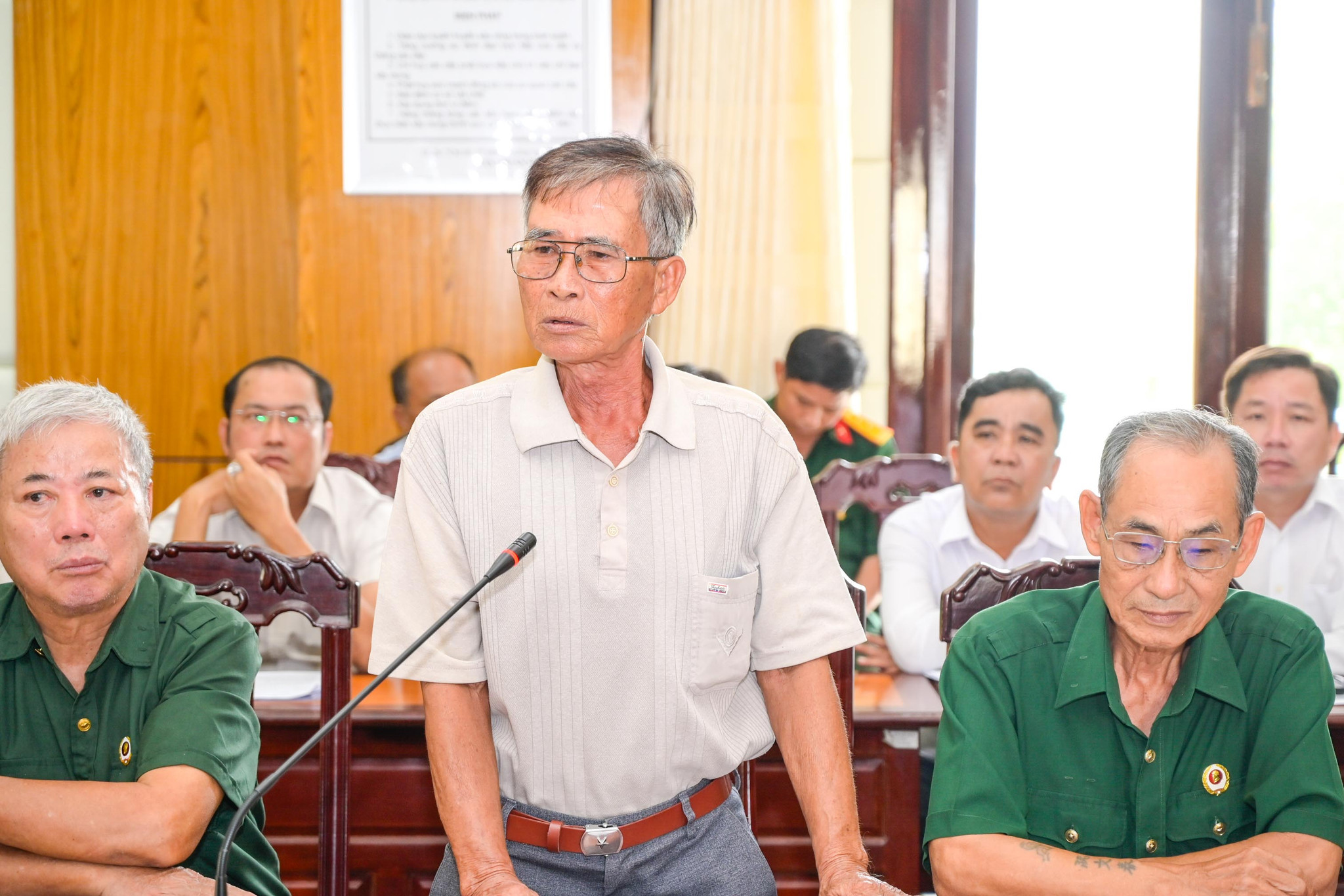 Các cựu chiến binh, nhân chứng lịch sử, đồng đội của liệt sĩ cùng đại diện các cơ quan, đơn vị tập trung trao đổi tại hội thảo