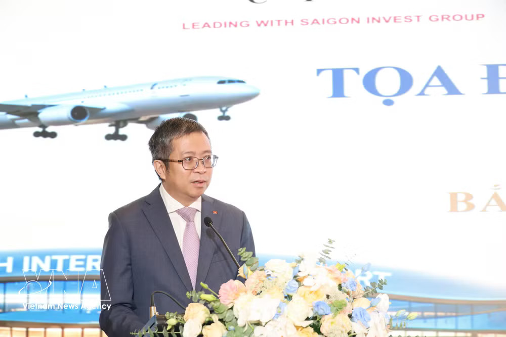 Vietnamese Ambassador to China Pham Thanh Binh speaks at the seminar. (Photo: VNA)