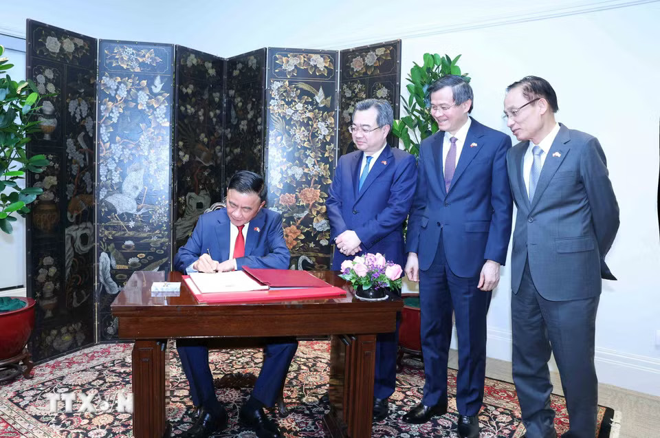 Thường trực Ban Bí thư Trần Cẩm Tú ghi sổ lưu niệm