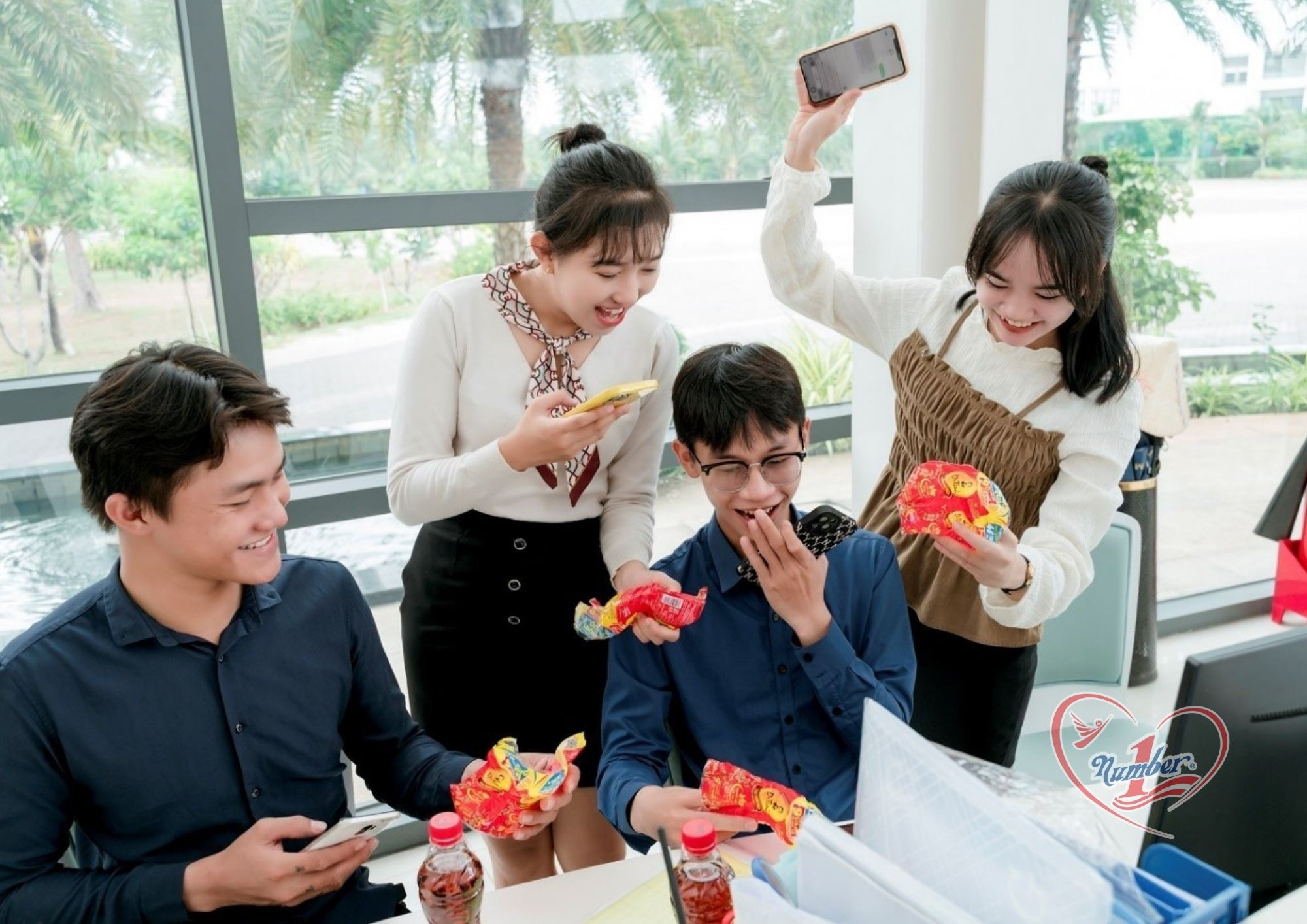Vừa thanh nhiệt cơ thể để tươi tắn mỗi ngày với Trà Dr Thanh, vừa xé nhãn tham gia chương trình “Xé ngay trúng liền” để có cơ hội trúng hàng trăm ngàn giải thưởng giá trị