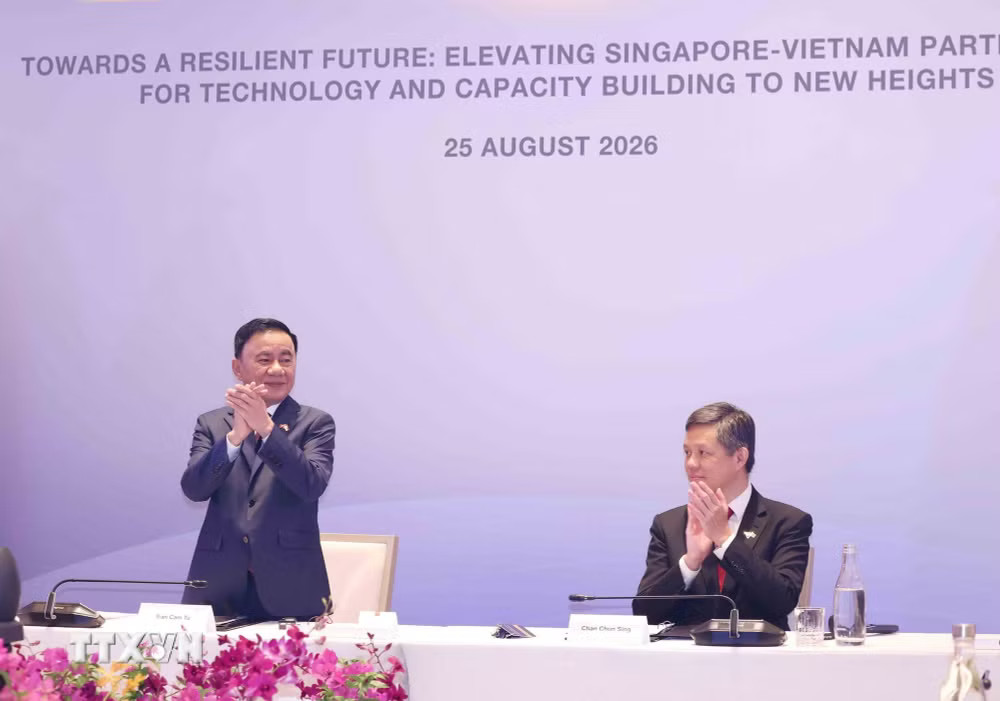 Đồng chí Trần Cẩm Tú, Ủy viên Bộ Chính trị, Thường trực Ban Bí thư cùng Phó Tổng Thư ký Đảng Hành động Nhân dân Singapore, Bộ trưởng Bộ Quốc phòng kiêm Bộ trưởng Điều phối dịch vụ công Chan Chun Sing đồng chủ trì Đối thoại Chiến lược Việt Nam-Singapore lần thứ nhất. (Ảnh: Phương Hoa/TTXVN) Thường trực Ban Bí thư Trần Cẩm Tú cùng Phó Tổng Thư ký Đảng Hành động Nhân dân Singapore, Bộ trưởng Bộ Quốc phòng kiêm Bộ trưởng Điều phối dịch vụ công Chan Chun Sing đồng chủ trì Đối thoại Chiến lược Việt Nam-Singapore lần thứ nhất