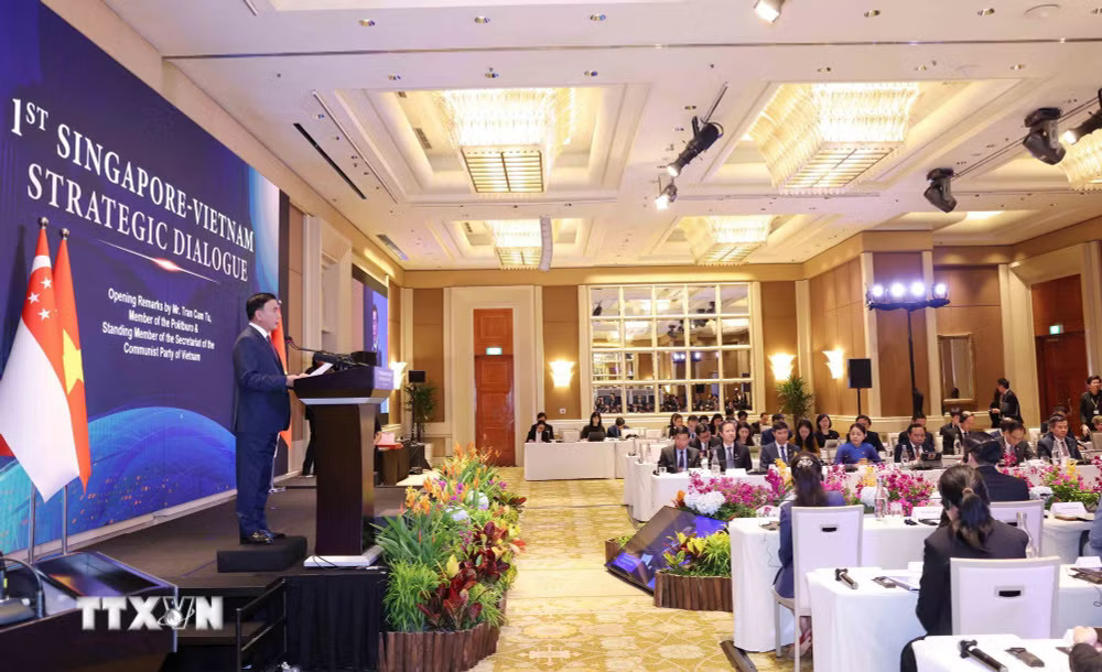 Đồng chí Trần Cẩm Tú, Ủy viên Bộ Chính trị, Thường trực Ban Bí thư phát biểu tại Đối thoại Chiến lược Việt Nam-Singapore lần thứ nhất giữa Đảng Cộng sản Việt Nam và Đảng Hành động Nhân dân Singapore. (Ảnh: Phương Hoa/TTXVN) Thường trực Ban Bí thư Trần Cẩm Tú phát biểu tại Đối thoại Chiến lược Việt Nam-Singapore lần thứ nhất giữa Đảng Cộng sản Việt Nam và Đảng Hành động Nhân dân Singapore