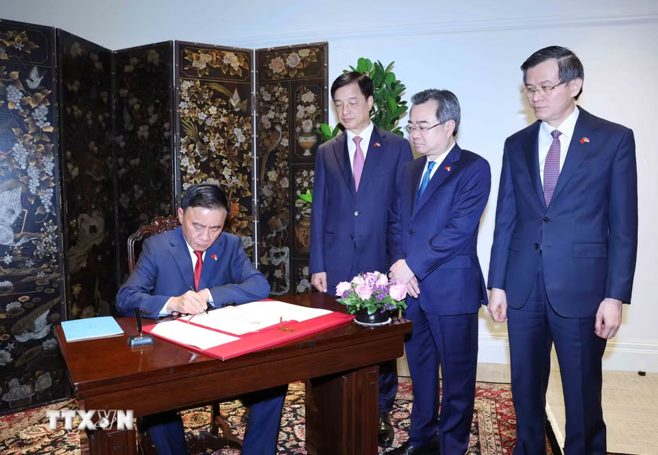 Thường trực Ban Bí thư Trần Cẩm Tú ghi sổ lưu niệm