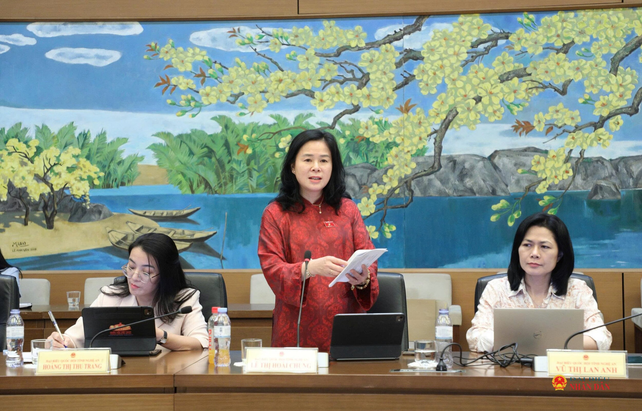 ĐBQH Lê Thị Hoài Chung phát biểu tại tổ