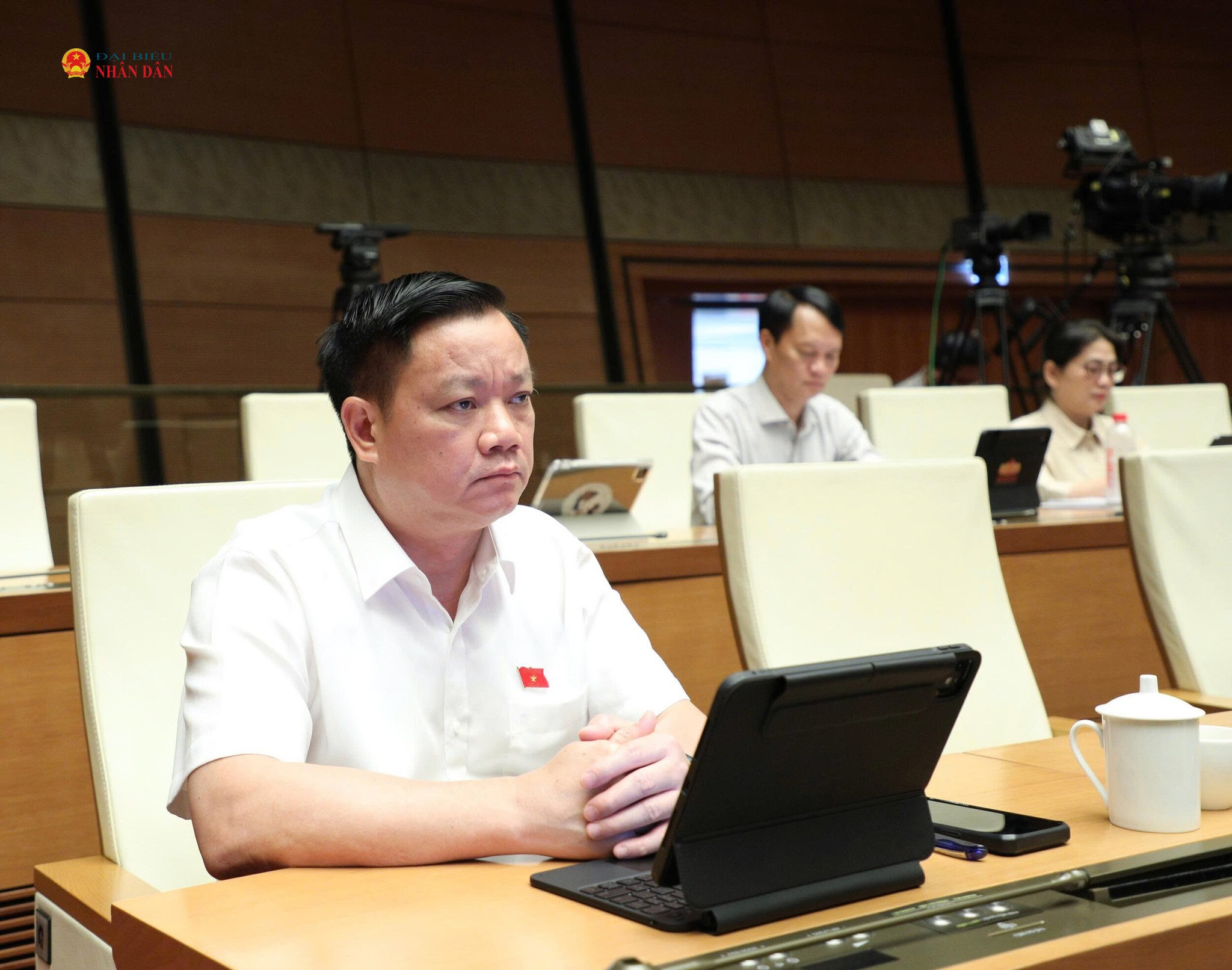 Trưởng Đoàn ĐBQH tỉnh Nghệ An Nguyễn Khắc Thận dự phiên thảo luận tại hội trường. Ảnh Lâm Hiển
