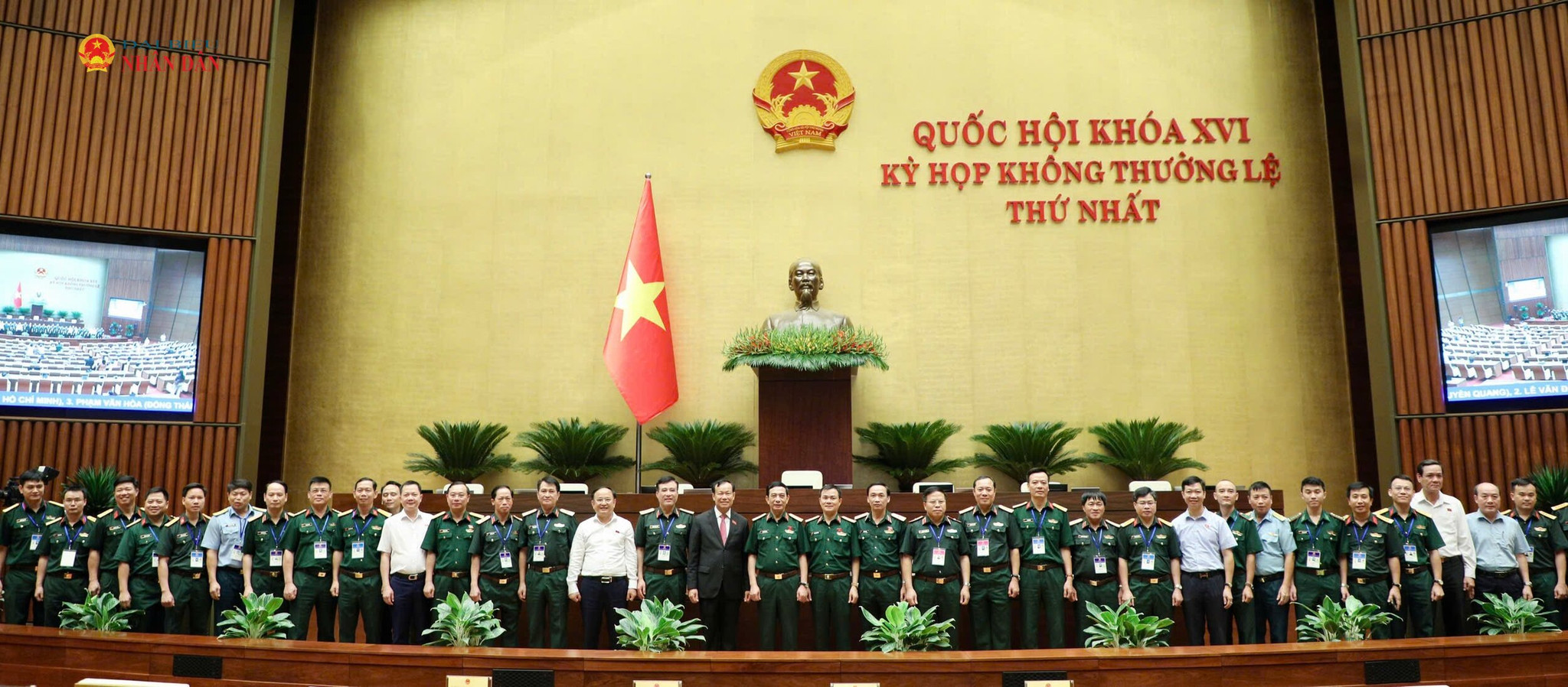 Các đại biểu chụp ảnh lưu niệm bên lề kỳ họp