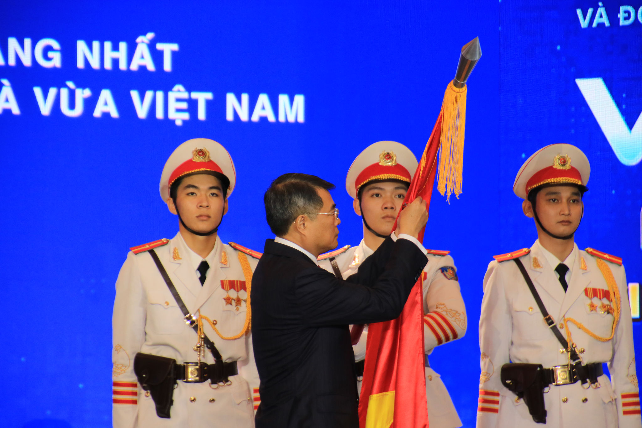 Thay mặt lãnh đạo Đảng, Nhà nước, Thủ tướng Lê Minh Hưng trao tặng Huân chương Lao động hạng Nhất cho Hiệp hội Doanh nghiệp nhỏ và vừa Việt Nam