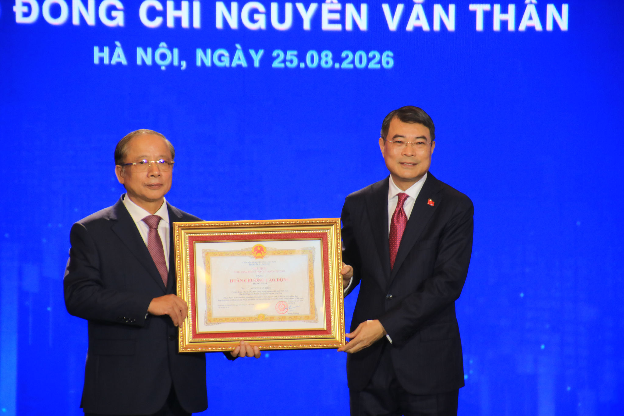 Thay mặt lãnh đạo Đảng, Nhà nước, Thủ tướng Lê Minh Hưng trao tặng Huân chương Lao động hạng Nhất cho ông Nguyễn Văn Thân, Chủ tịch Hiệp hội