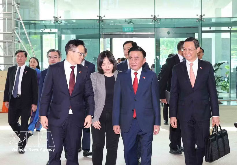 Singaporean Senior Minister of State for Defence Desmond Choo sees Standing Member of the CPV Central Committee’s Secretariat Tran Cam Tu off at Changi International Airport. (Photo: VNA)