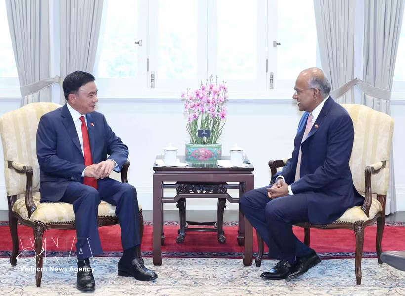 Politburo member and Standing member of the Communist Party of Vietnam Central Committee’s Secretariat Tran Cam Tu (L) meets with Singapore’s Senior Minister K. Shanmugam on August 25. (Photo: VNA)