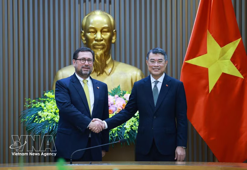 Prime Minister Le Minh Hung (R) welcomes Chilean Foreign Minister Francisco Pérez Mackenna in Hanoi on August 24. (Photo: VNA)