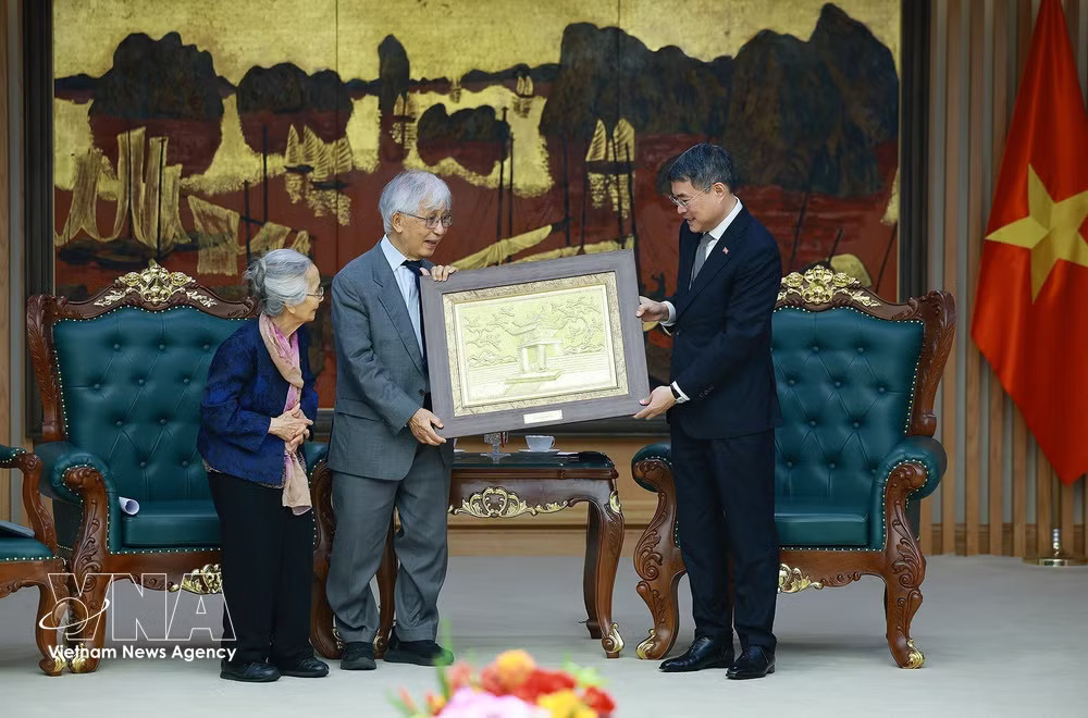 PM Le Minh Hung (R) presents a painting of the Temple of Literature to the two professors at the meeting on August 24. (Photo: VNA) PM Le Minh Hung (R) presents a painting of the Temple of Literature to the two professors at the meeting on August 24. (Photo: VNA)