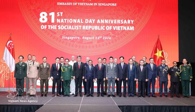 Politburo member and Standing Member of the Communist Party of Vietnam Central Committee’s Secretariat Tran Cam Tu and officials pose for a group photo at the ceremony. (Photo: VNA)
