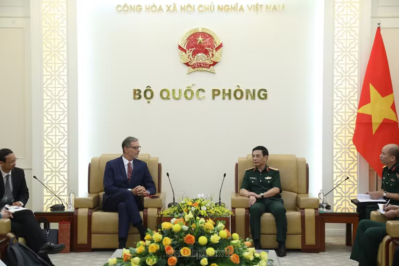 Politburo Member, Deputy Secretary of the Central Military Commission, Deputy Prime Minister, and Minister of National Defence General Phan Van Giang (R) and outgoing French Ambassador to Vietnam Olivier Brochet in Hanoi on August 25, 2026. (Photo: chinhphu.vn) 