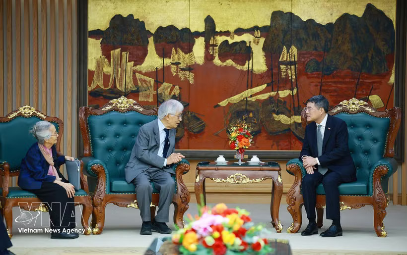 PM Le Minh Hung (R) welcomes Prof. Tran Thanh Van and his spouse Prof. Le Kim Ngoc on August 24. (Photo: VNA)