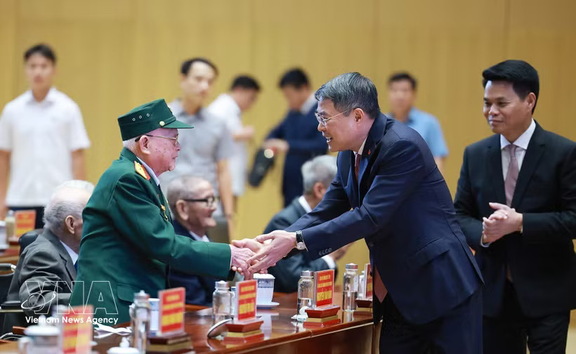 Prime Minister Le Minh Hung (R) with a veteran Party member of the Hai Phong Party Organisation at the event. (Photo: VNA)