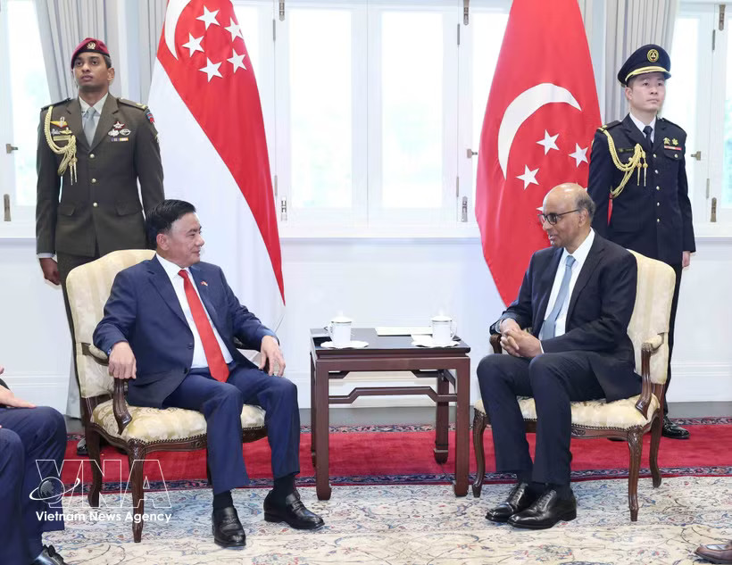 Politburo Member and Standing Member of the Communist Party of Vietnam (CPV) Central Committee’s Secretariat Tran Cam Tu (L) and Singaporean President Tharman Shanmugaratnam in Singapore on August 25, 2026. (Photo: VNA)