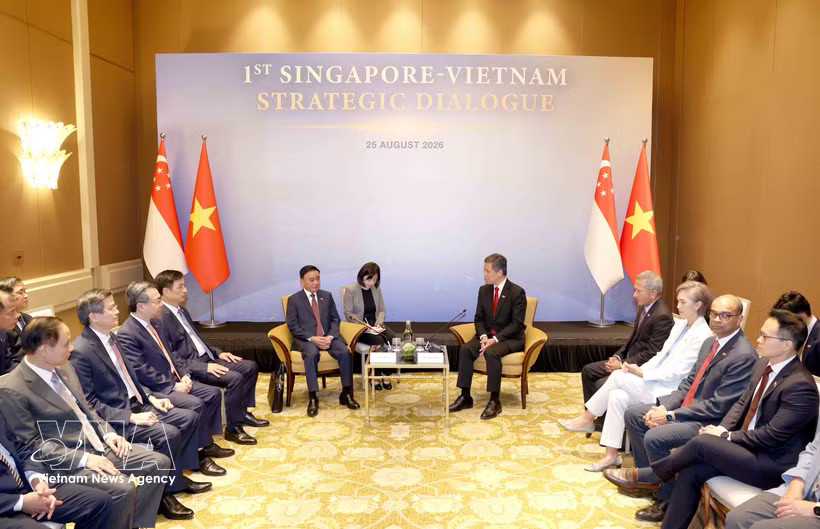 The official welcome ceremony is held in Singapore on August 25 for Member of the Political Bureau and Standing Member of the Secretariat of the Communist Party of Vietnam Central Committee Tran Cam Tu. (Photo: VNA)