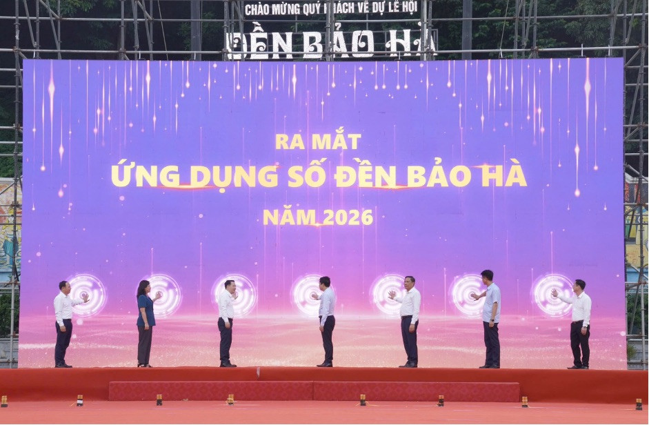 Đại biểu thực hiện nghi thức ấn nút kích hoạt Ứng dụng số đền Bảo Hà.