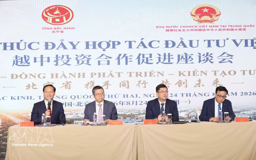 Representatives of the Vietnamese Embassy in China and Bac Ninh province at the seminar in Beijing on August 21. (Photo: VNA)