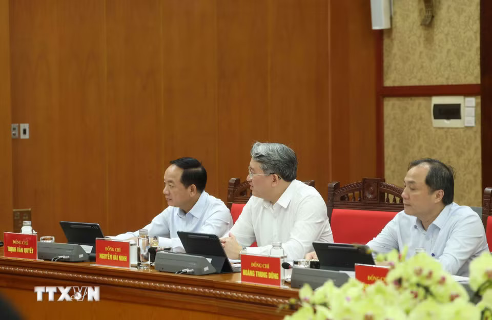 Các đại biểu tham dự cuộc làm việc