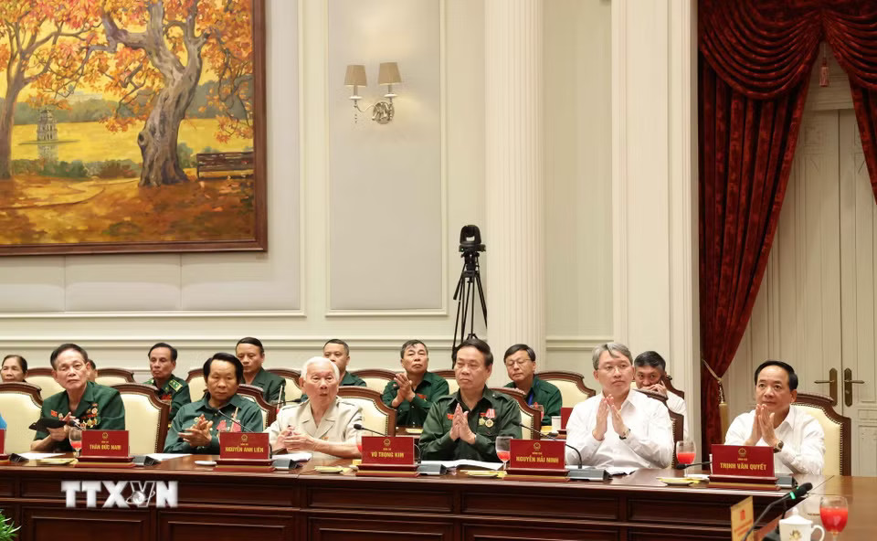 Các đại biểu tham dự cuộc gặp