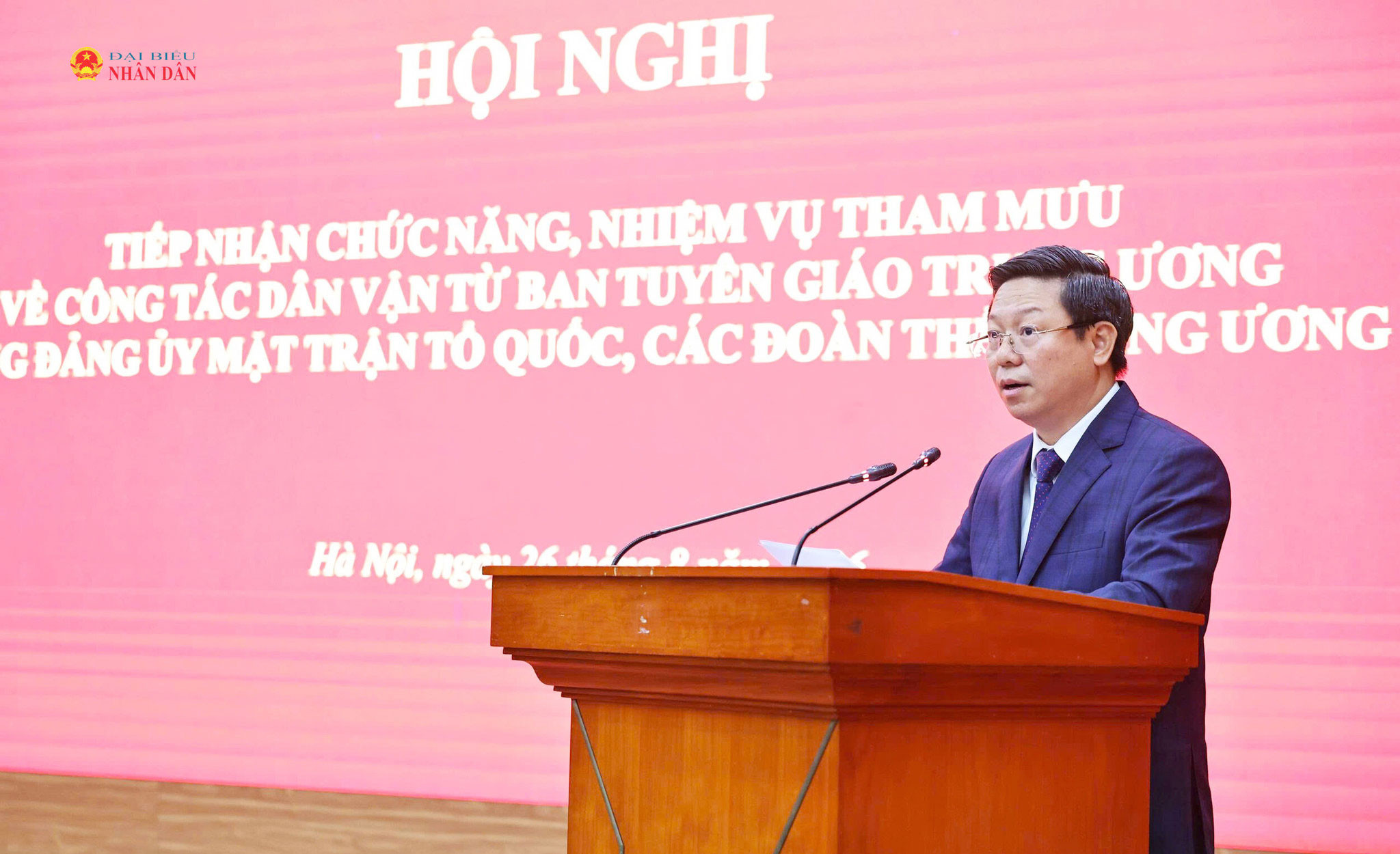 Phó Trưởng Ban Tuyên giáo Trung ương Trần Thanh Lâm trình bày báo cáo về nội dung bàn giao