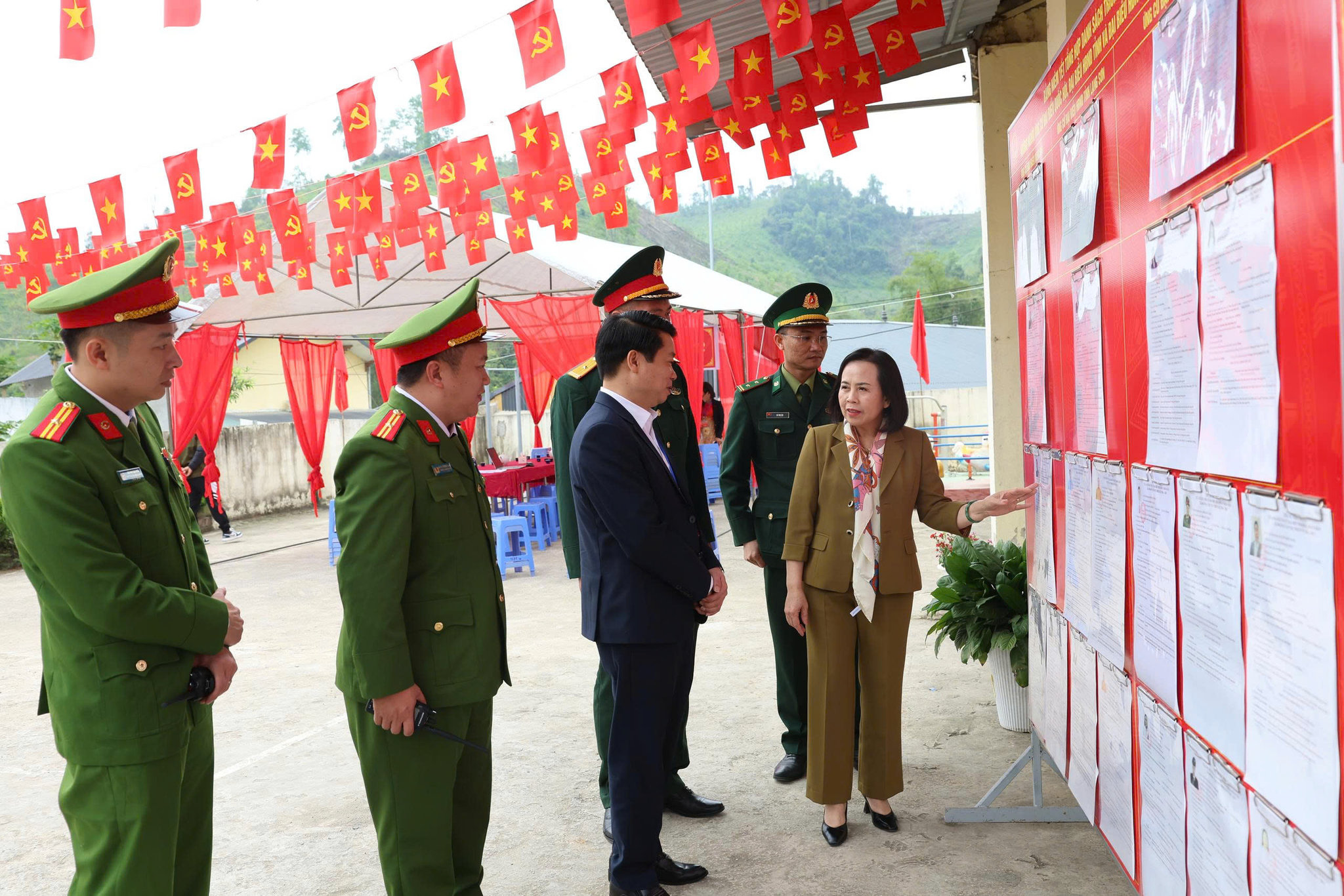 Phó Bí thư Thường trực Tỉnh ủy, Chủ tịch HĐND tỉnh Lạng Sơn Đoàn Thị Hậu kiểm tra công tác bầu cử đại biểu Quốc hội khóa XVI và đại biểu HĐND các cấp nhiệm kỳ 2026 - 2031