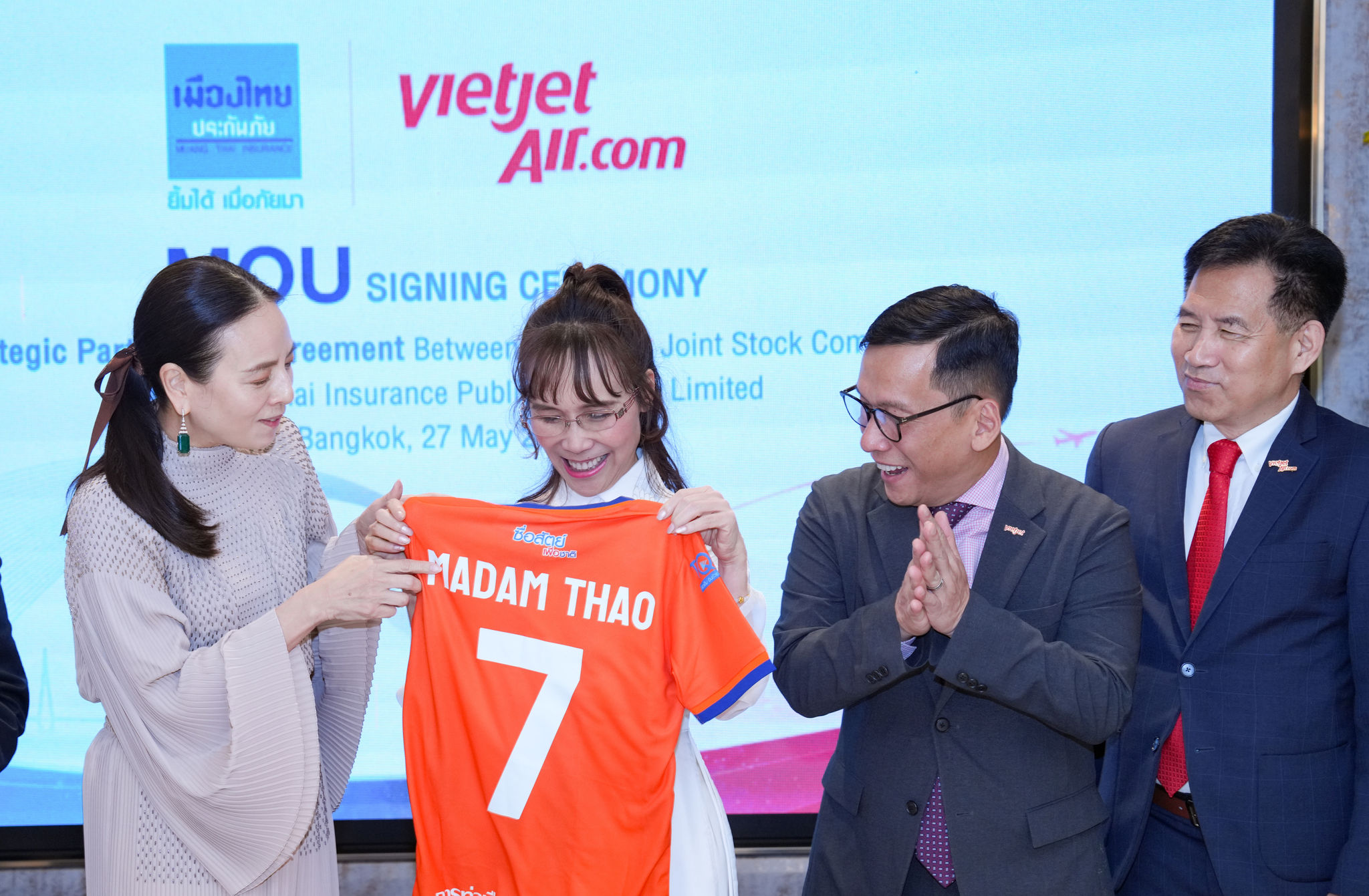 Madam Pang trao tặng áo đấu cho Madam Thảo