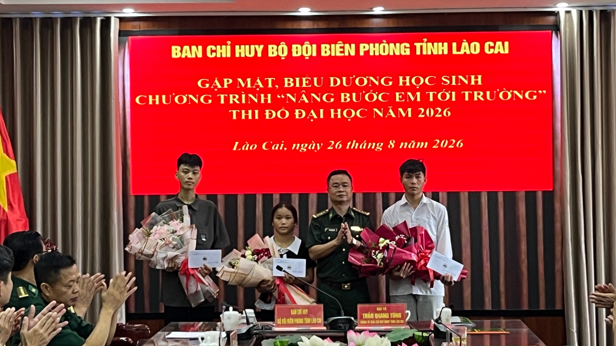 Đại tá Trần Quang Tùng, Chính ủy BĐBP tỉnh Lào Cai tặng hoa chúc mừng các cháu đỗ Đại học