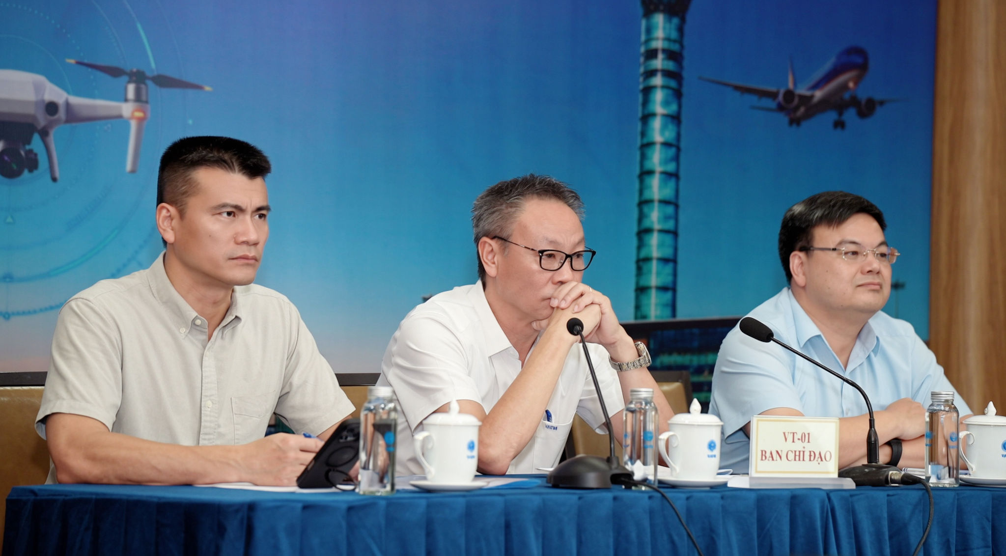2. Ban chỉ đạo Diễn tập gồm ông Tô Ngọc Giang, PTGĐ Vietnam Airlines; ông Nguyễn Mạnh Kiên, PTGĐ VATM và ông Tô Tử Hà, PTGĐ ACV, Giám đốc Cảng HKQT Nội Bài (lần lượt từ trái qua)