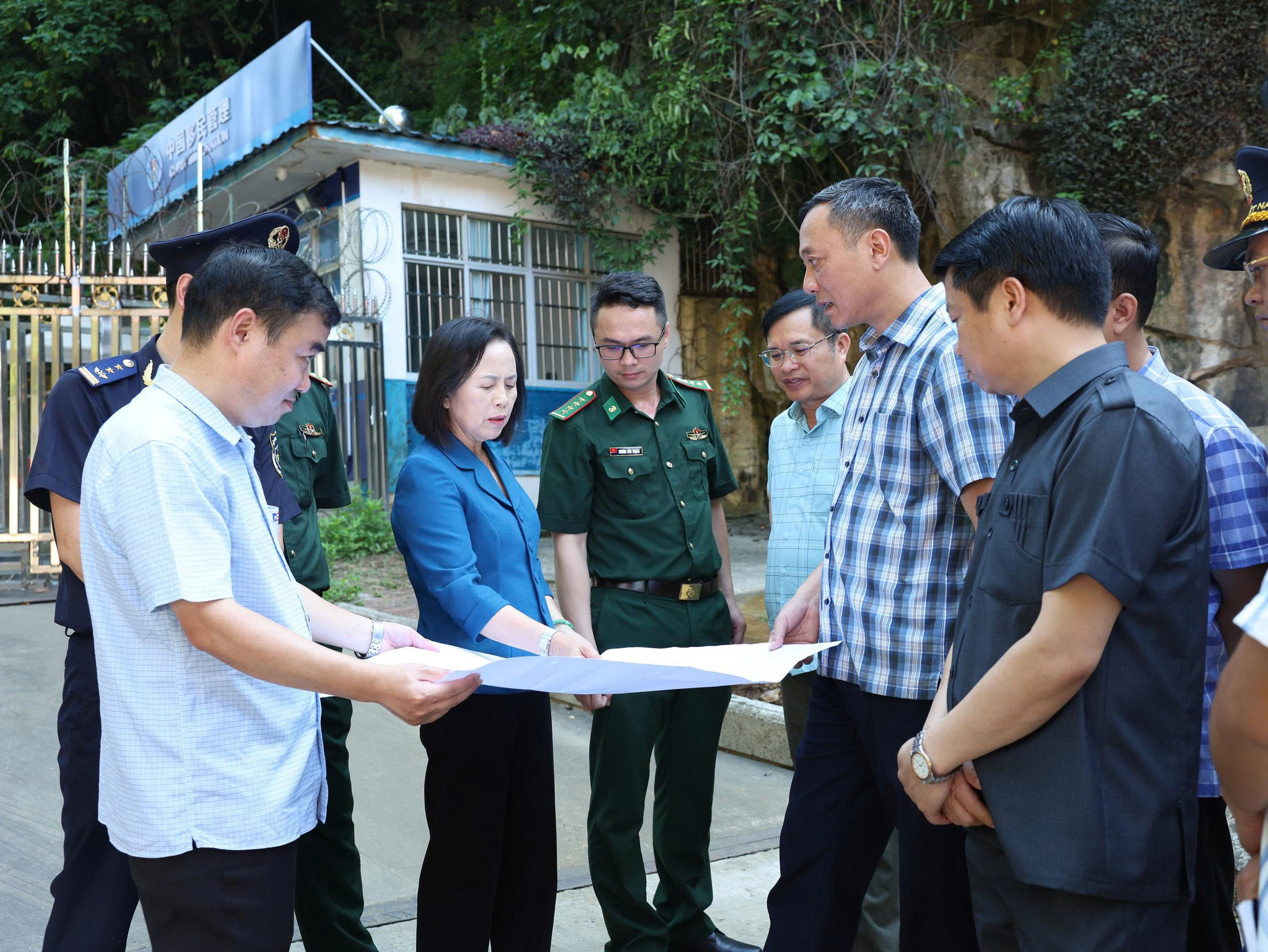 Phó Bí thư Thường trực Tỉnh ủy, Chủ tịch HĐND tỉnh Lạng Sơn Đoàn Thị Hậu cùng đoàn công tác khảo sát tại cửa khẩu Cốc Nam