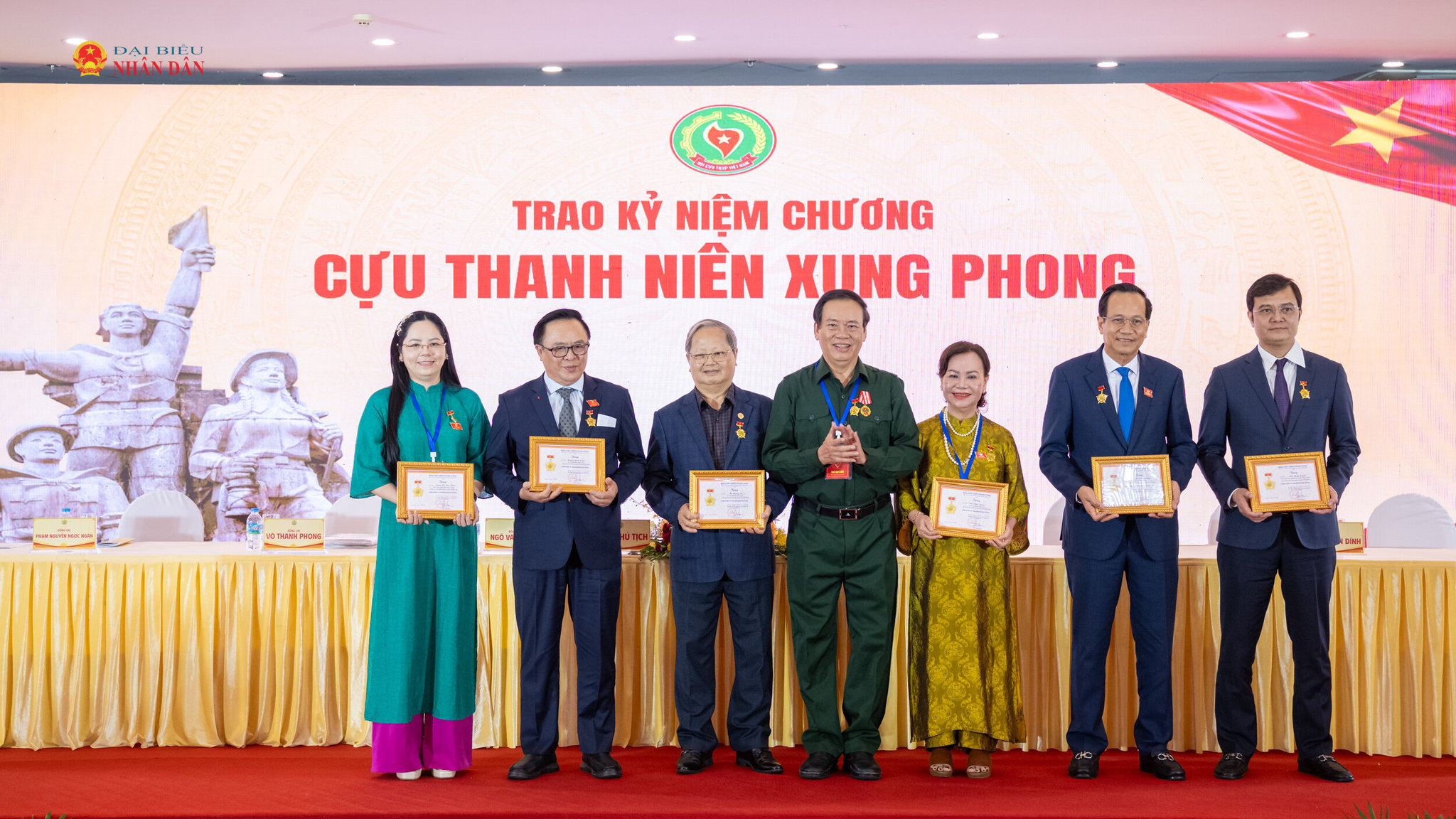 Trao kỷ niệm Chương tặng các cựu thanh niên xung phong đã có đóng góp xuất sắc trong công tác xây dựng Hội
