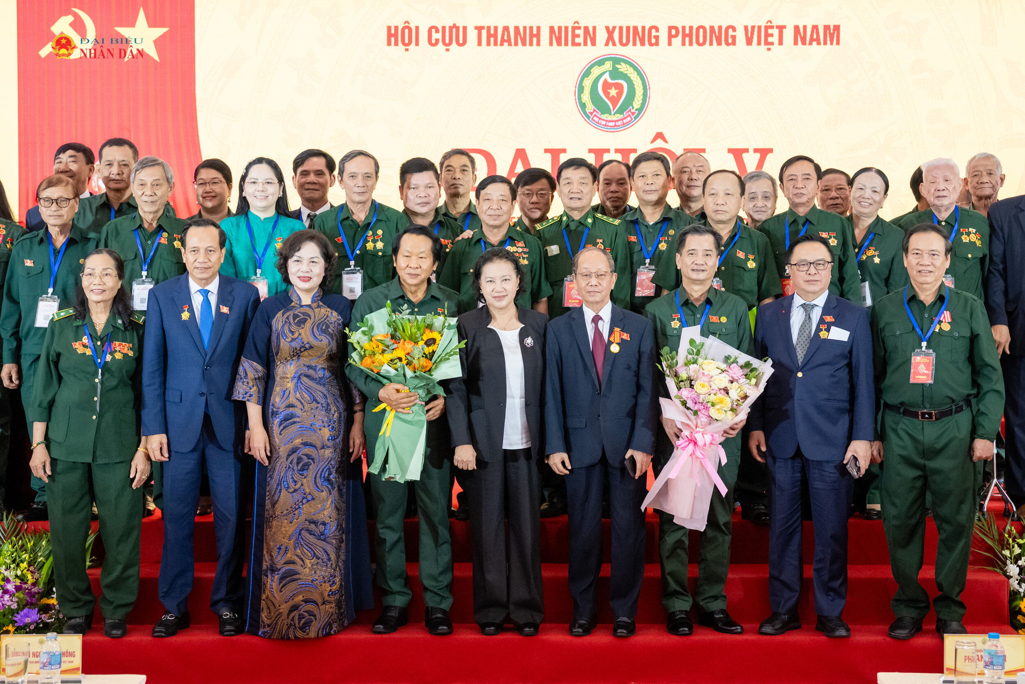 Các đại biểu chụp ảnh lưu niệm